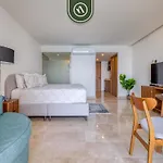 Oceanview Studio - King Bed - Pools - Beachclub