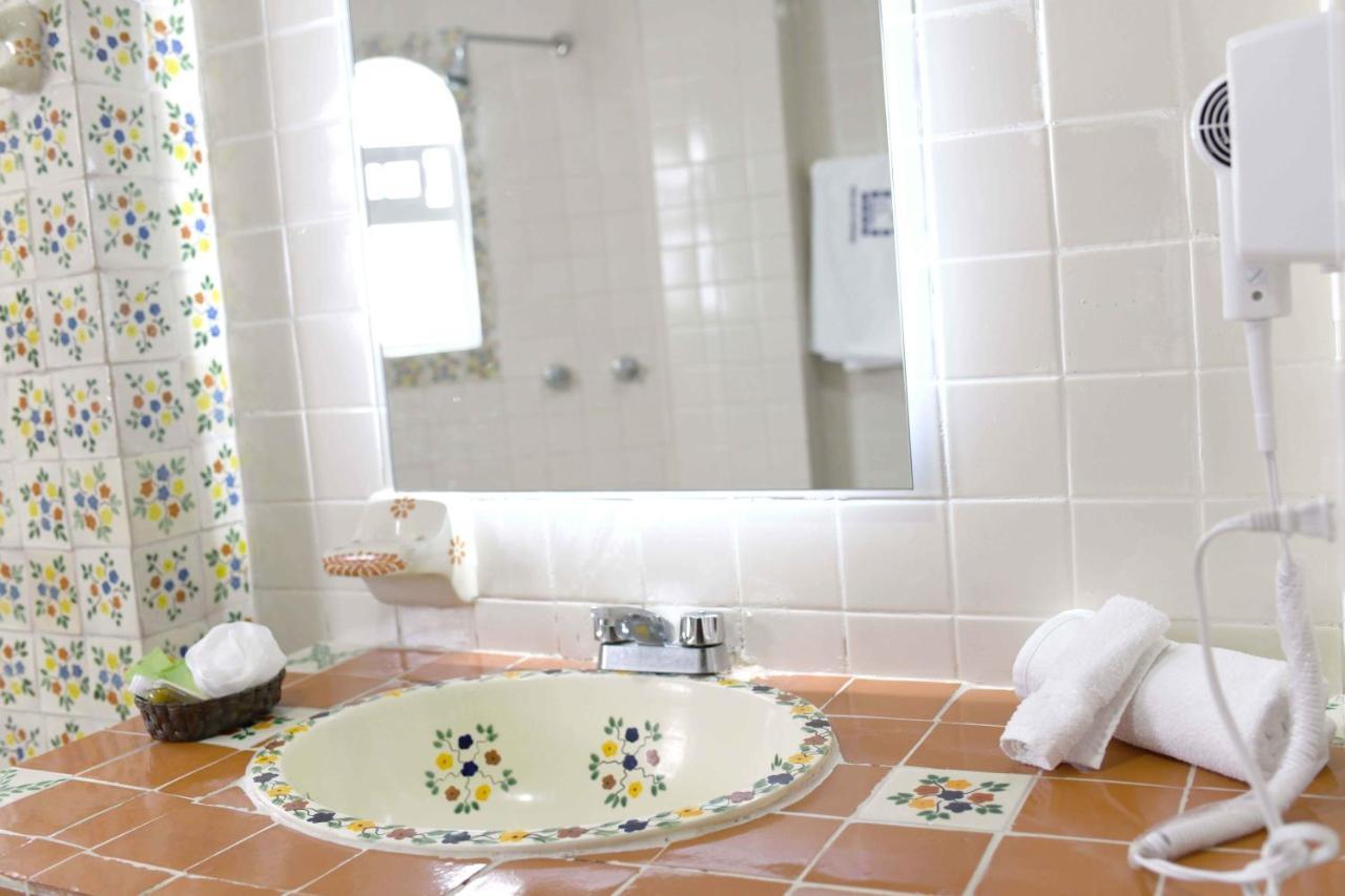 Lgbtq Hotel&suites - Hacienda Vallarta 3*