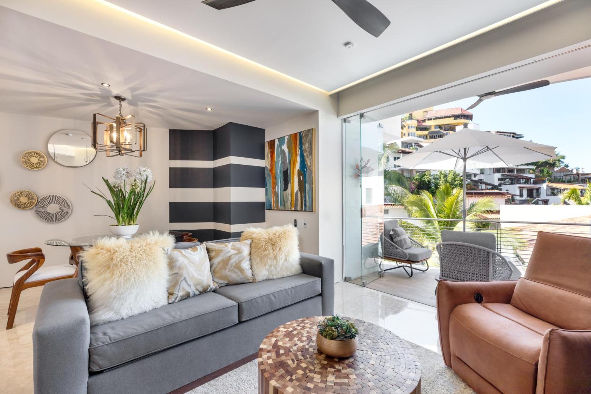 Luxury Condo-in The Heart Of Zona Romantica, Steps From Restaurants, Shops And Nightlife Apartment