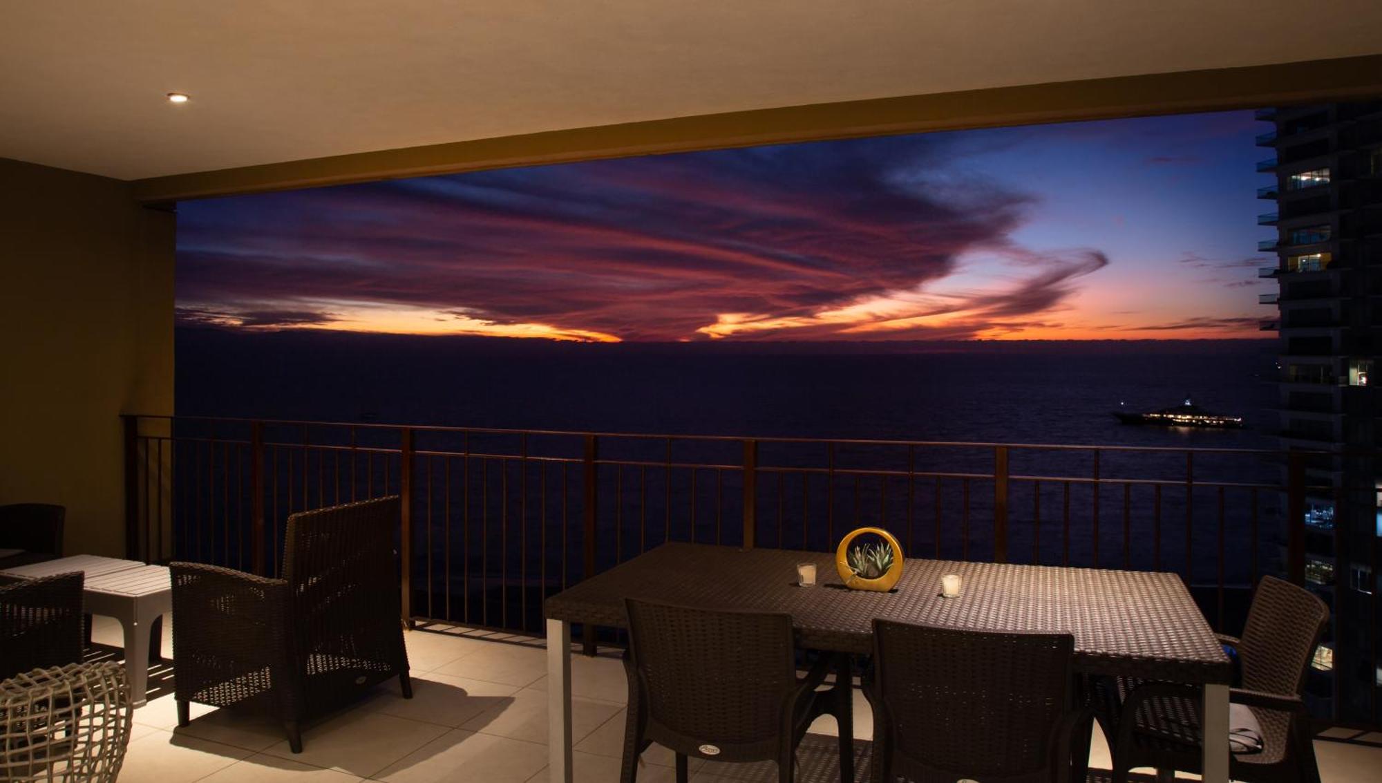 Gorgeous 15 Floor Grand Venetian Apartment *