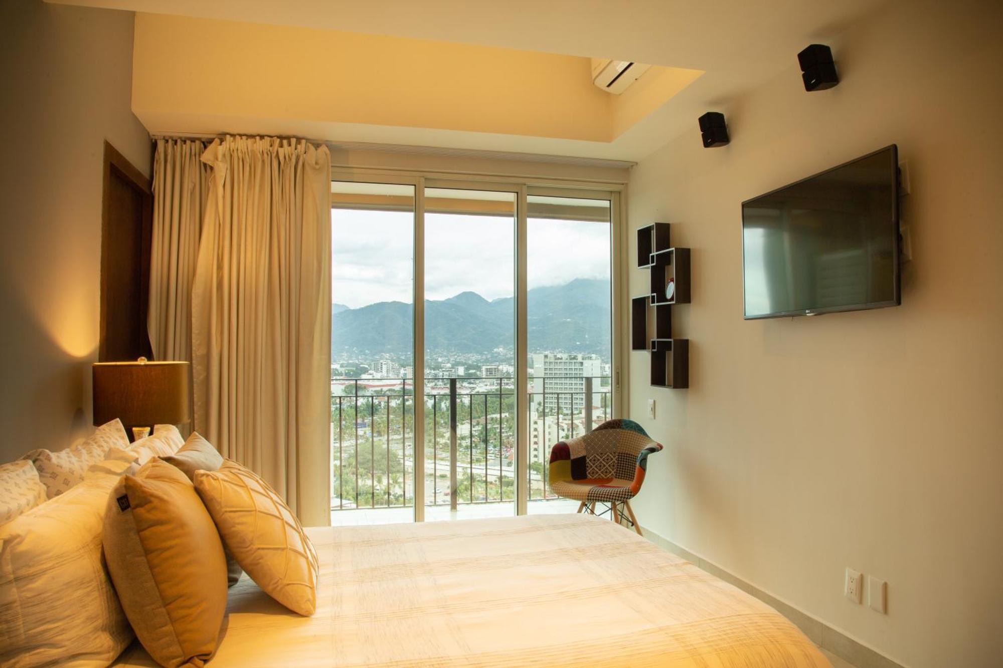Gorgeous 15 Floor Grand Venetian Apartment *