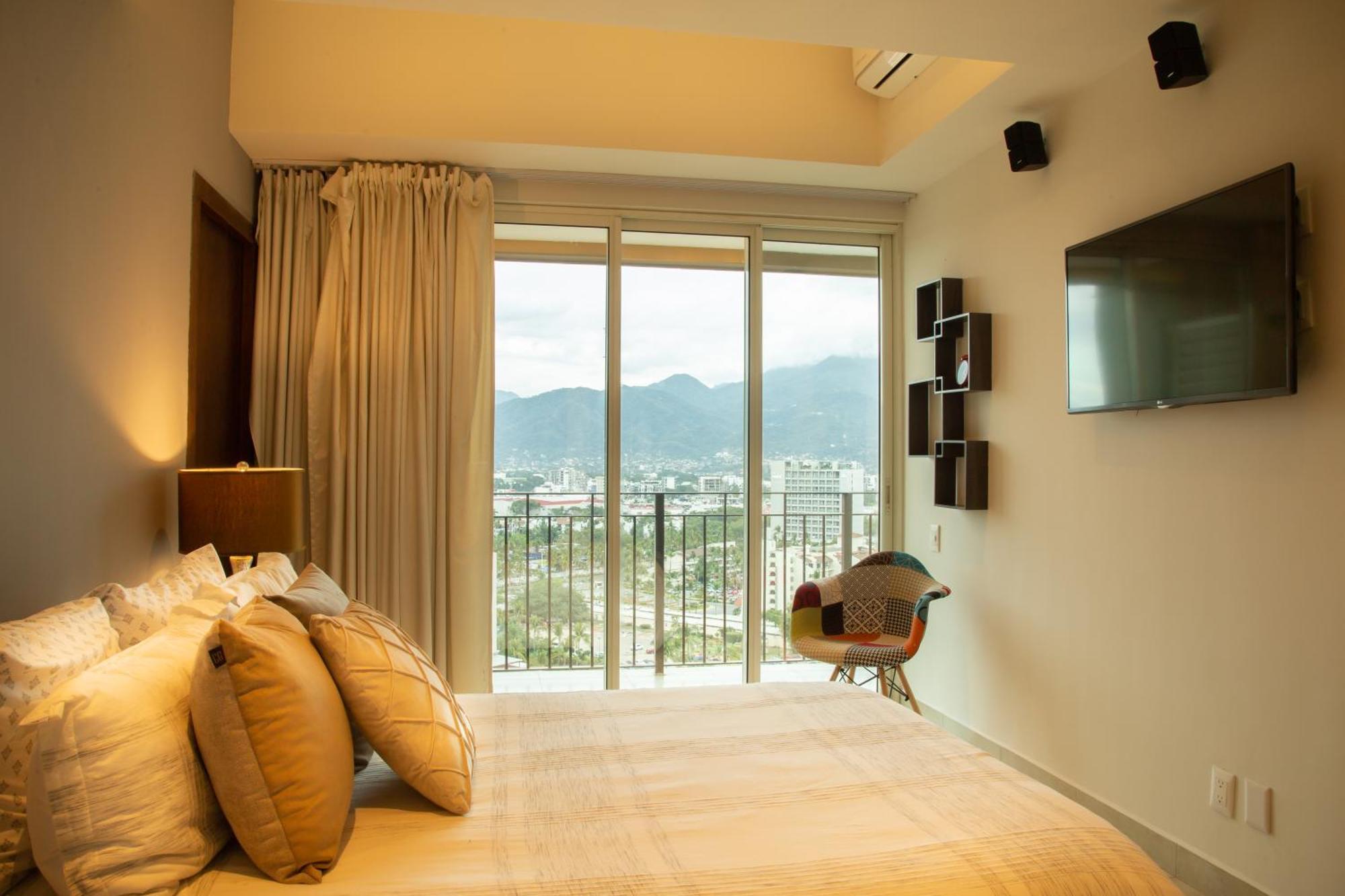 Gorgeous 15 Floor Grand Venetian Apartment *