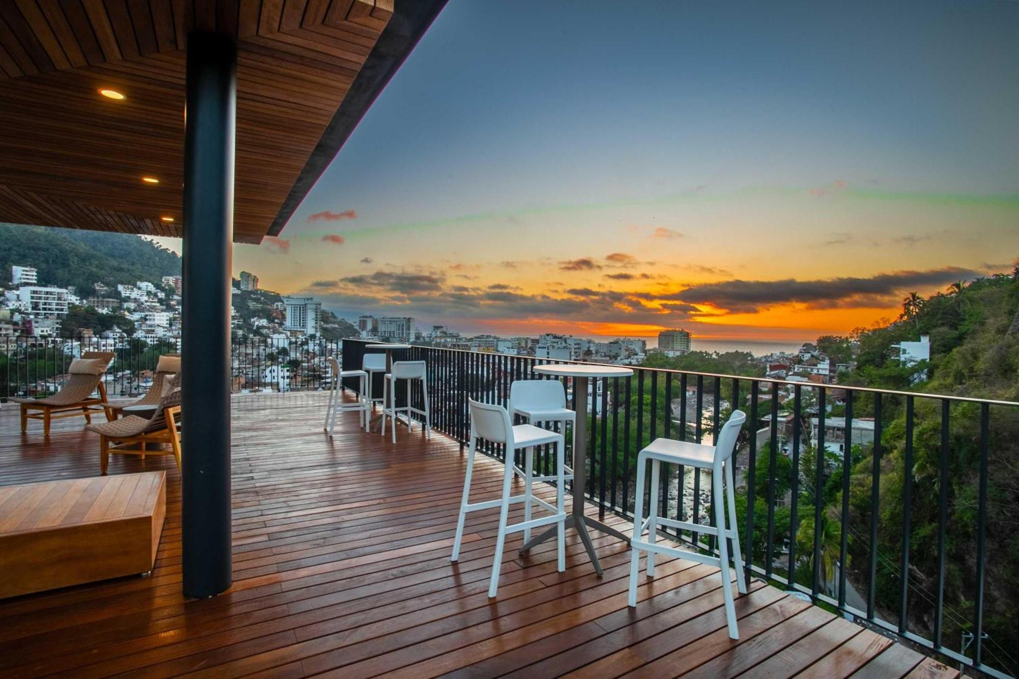 Riverfront 3br At Oasis | 2 Pools, Gym & Bar * Puerto Vallarta