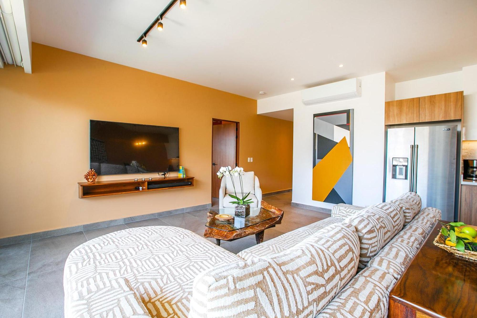 Riverfront 3br At Oasis | 2 Pools, Gym & Bar *
