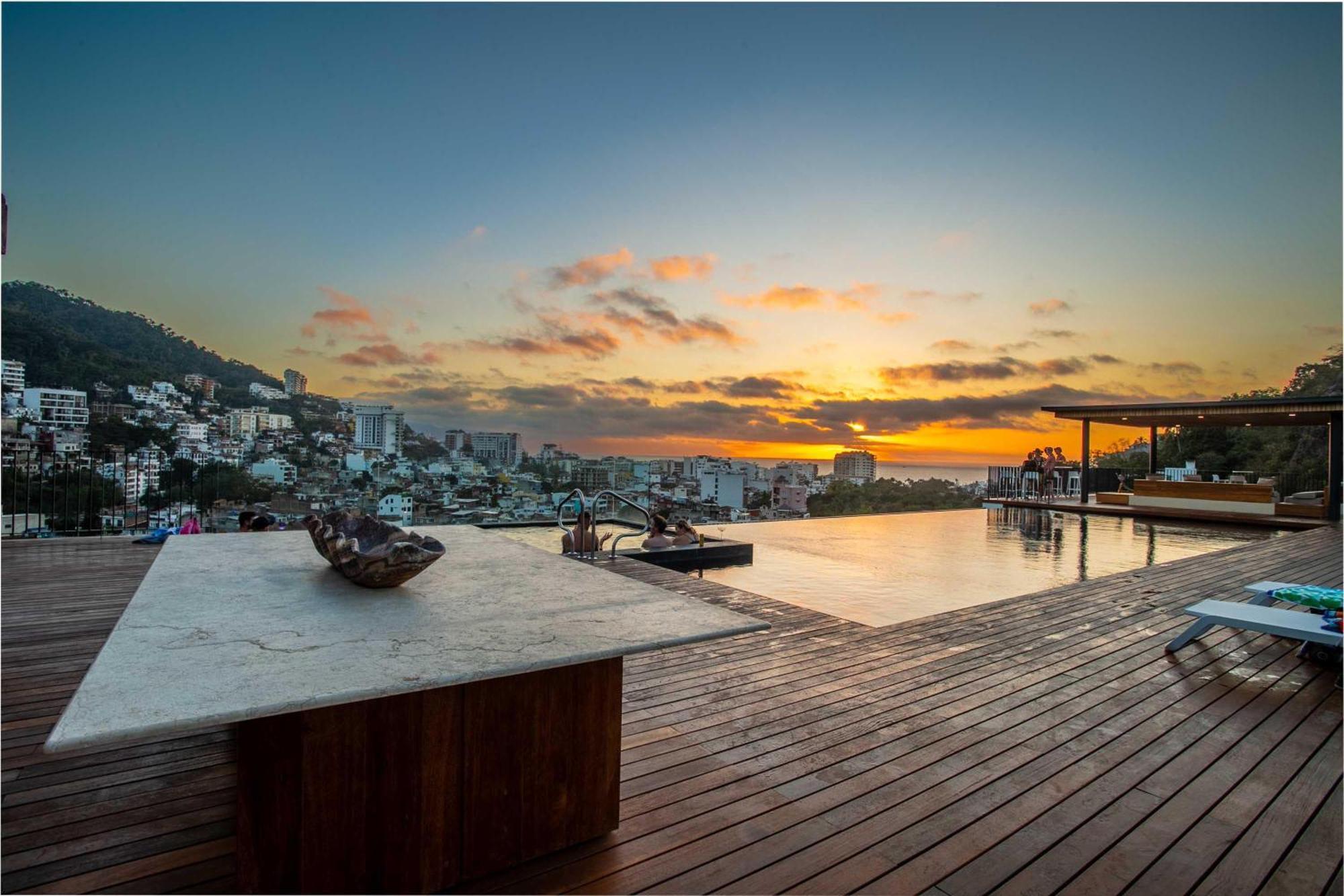 Riverfront 3br At Oasis | 2 Pools, Gym & Bar Puerto Vallarta