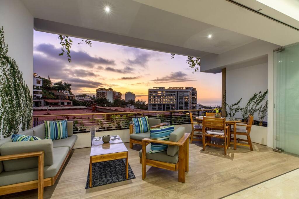 New! Luxury 2bd 2ba Romantic Zone Largest Pool In Pv Sea View Balcony Apartamento