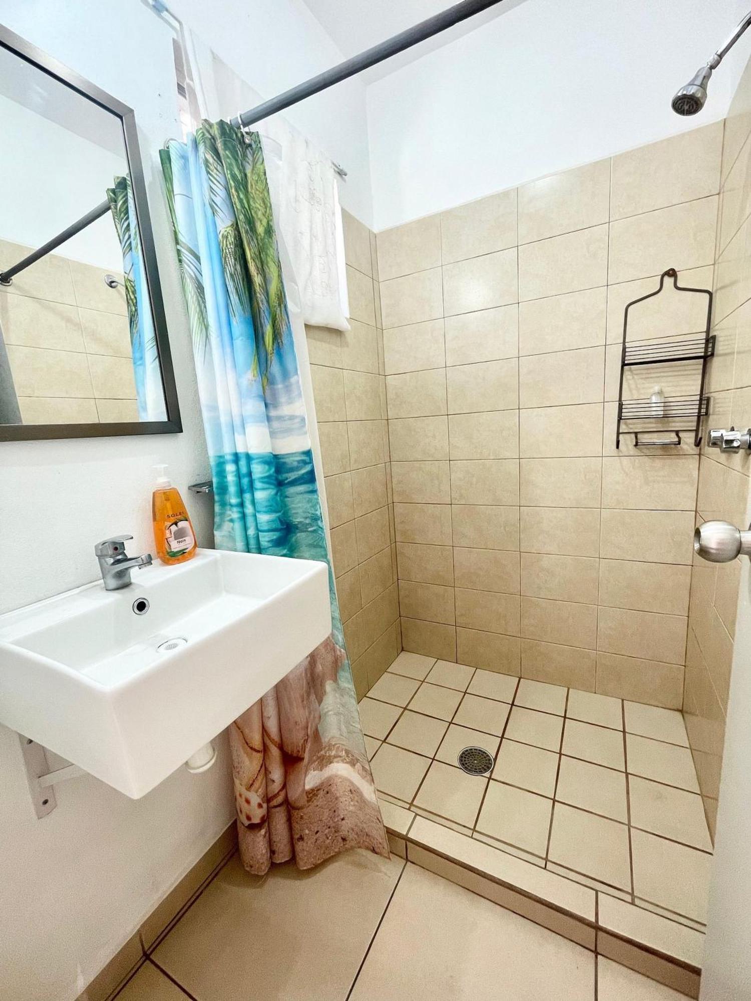 Modern Pool Side, 3 Bdrm House With Parking Holiday home