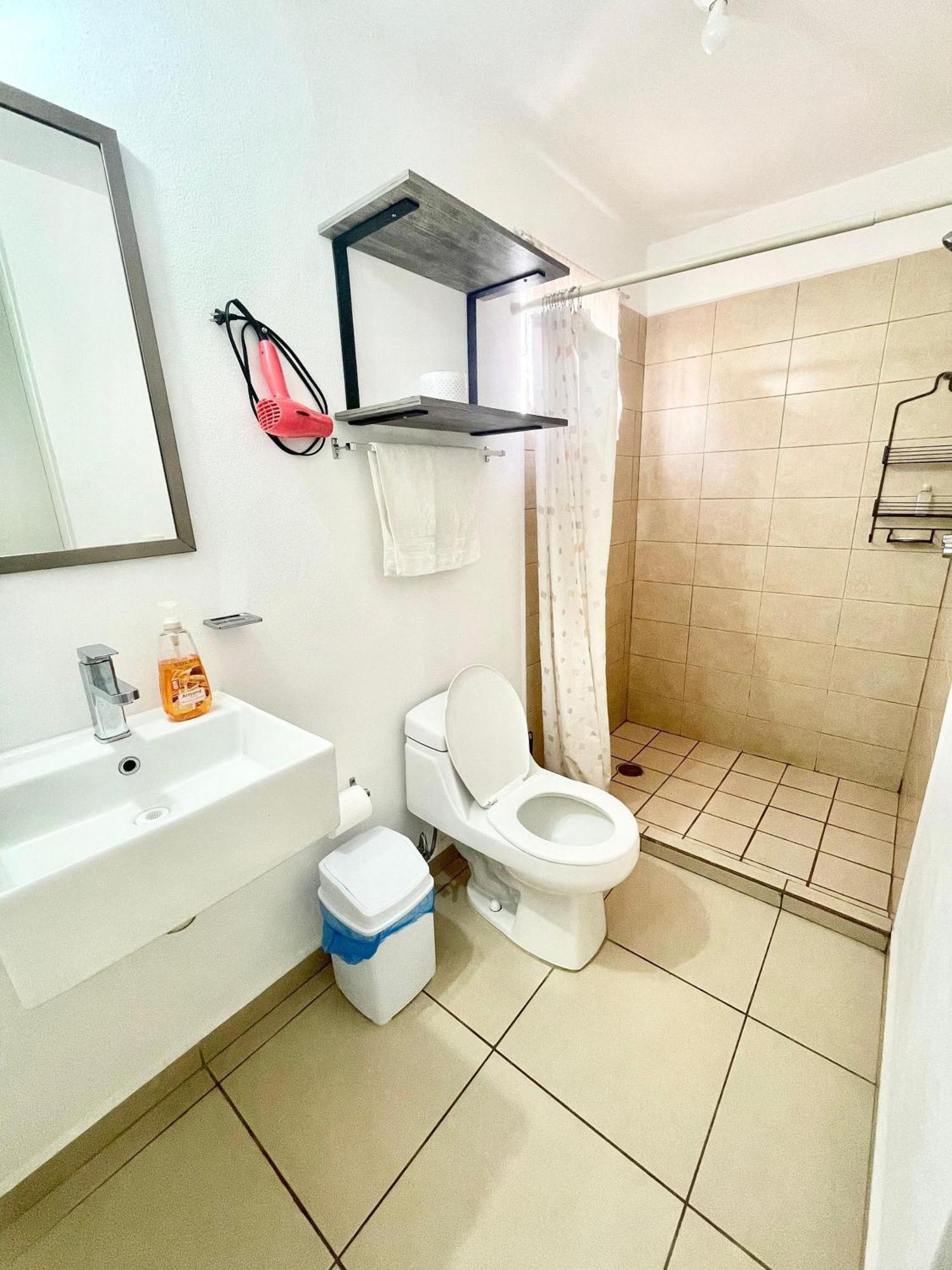 Modern Pool Side, 3 Bdrm House With Parking Holiday home *