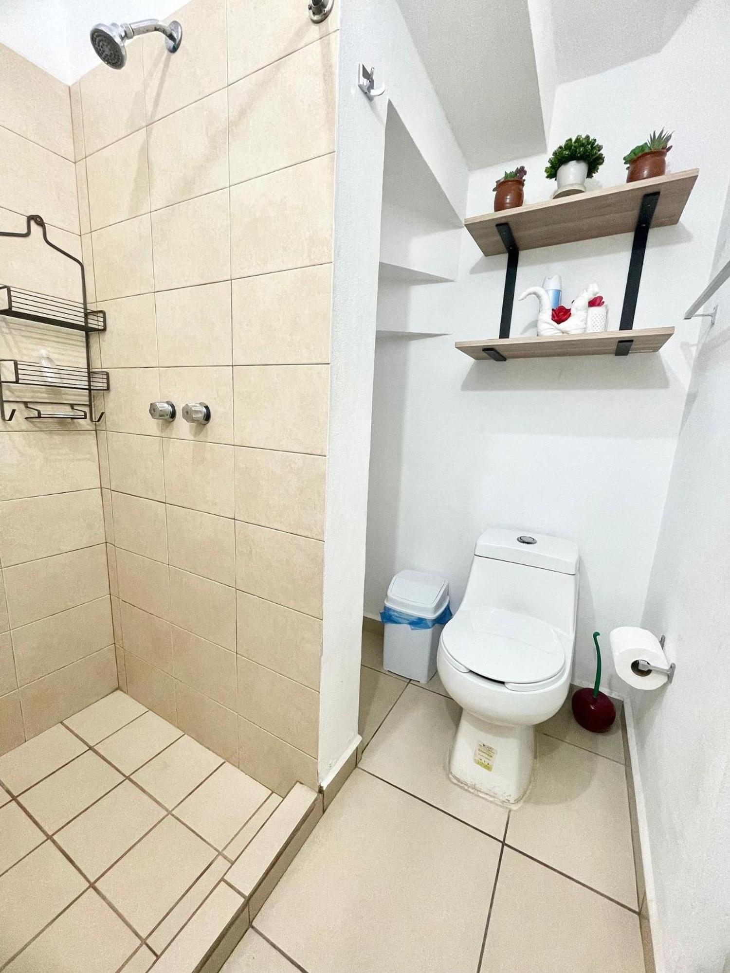 Holiday home Modern Pool Side, 3 Bdrm House With Parking *
