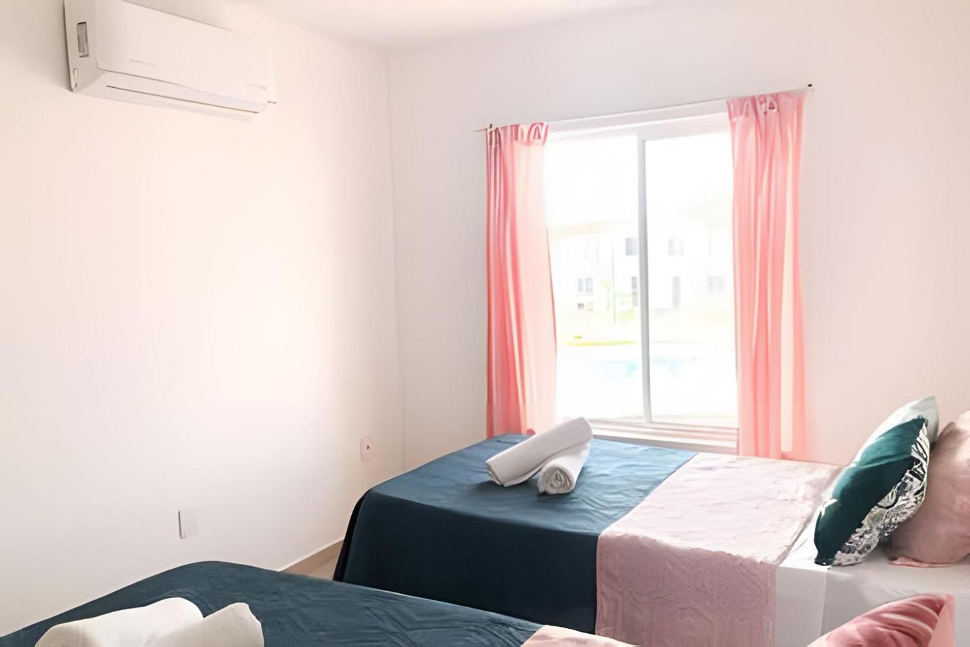 Holiday home Modern Pool Side, 3 Bdrm House With Parking