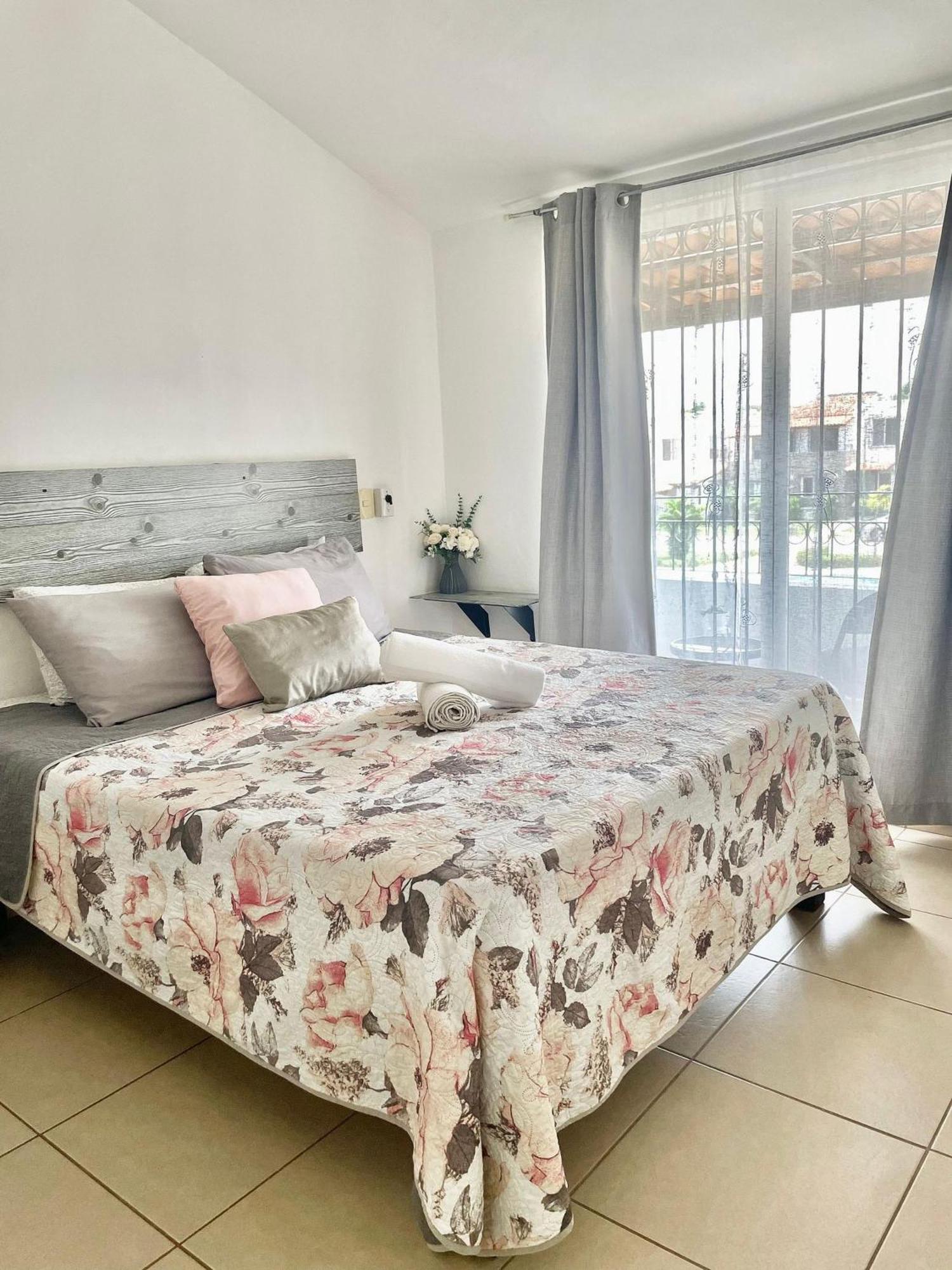 Modern Pool Side, 3 Bdrm House With Parking Holiday home Puerto Vallarta