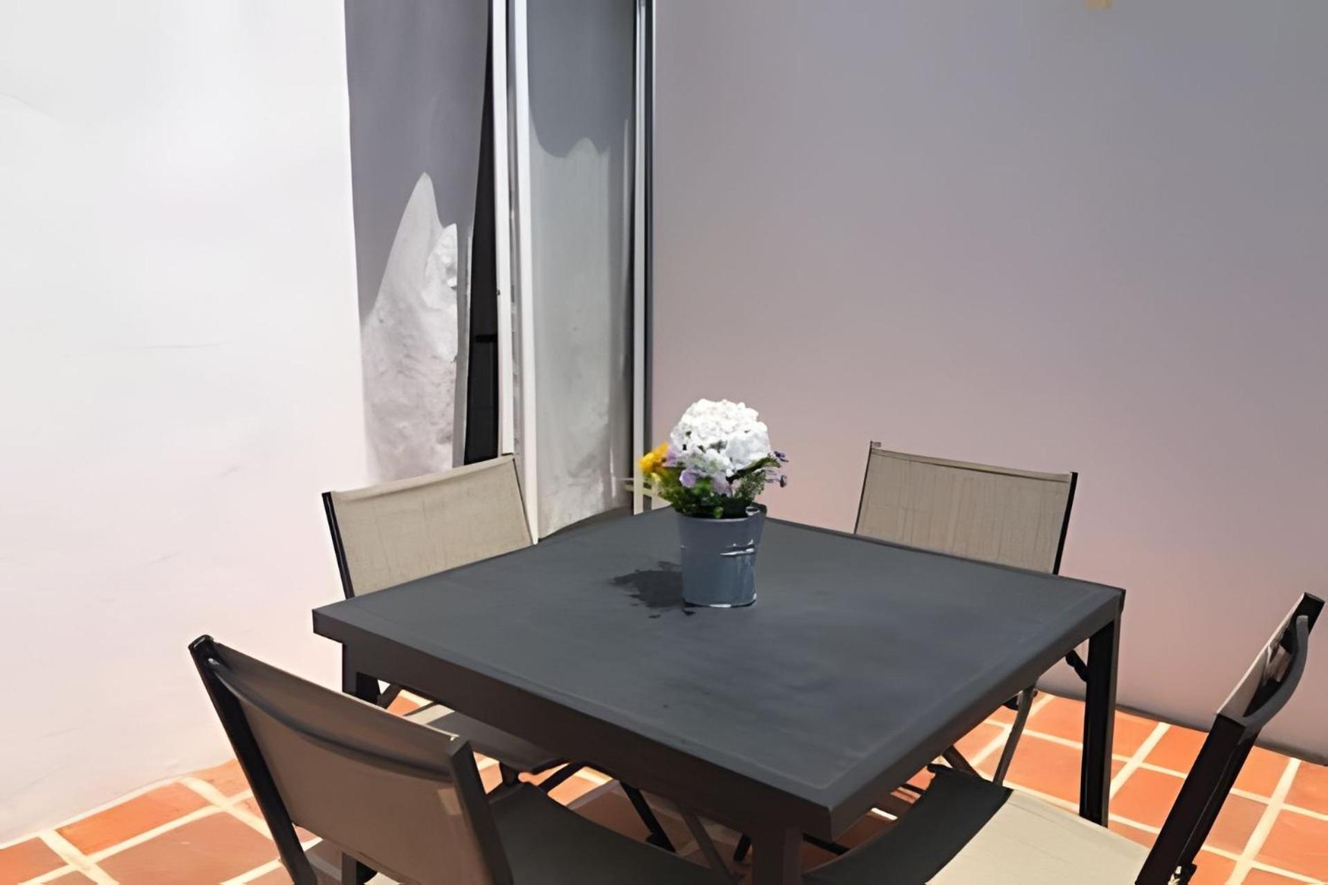 Modern Pool Side, 3 Bdrm House With Parking Holiday home