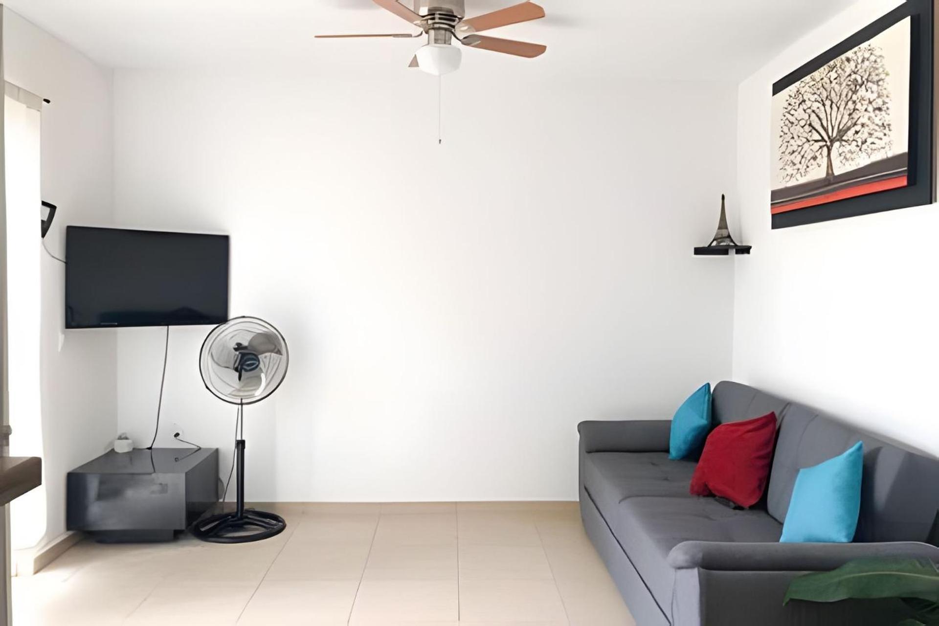 Modern Pool Side, 3 Bdrm House With Parking Holiday home *