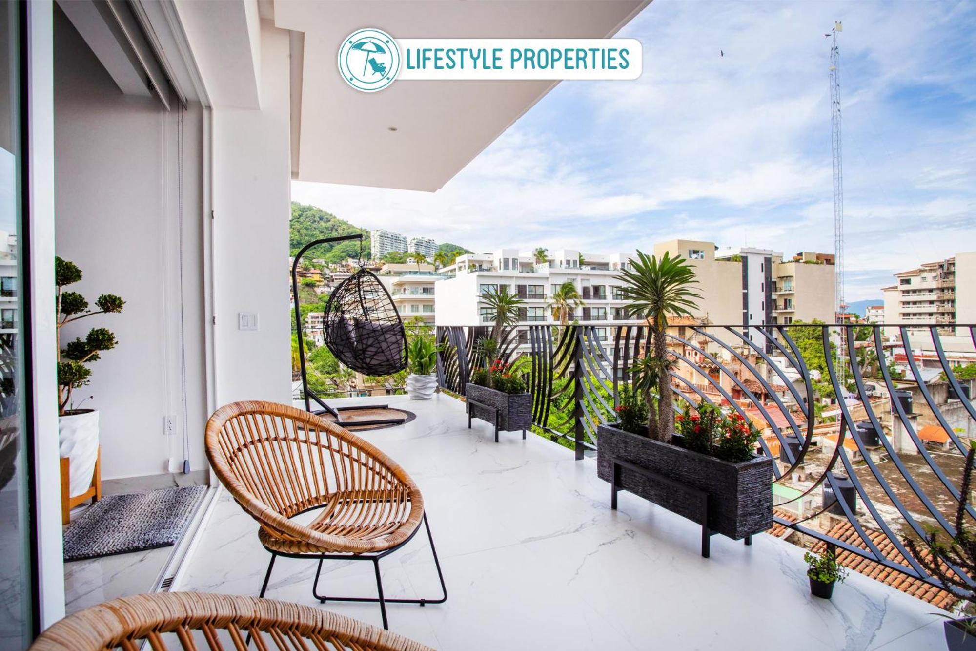 Lounge On Big Balcony, Pool And Gym