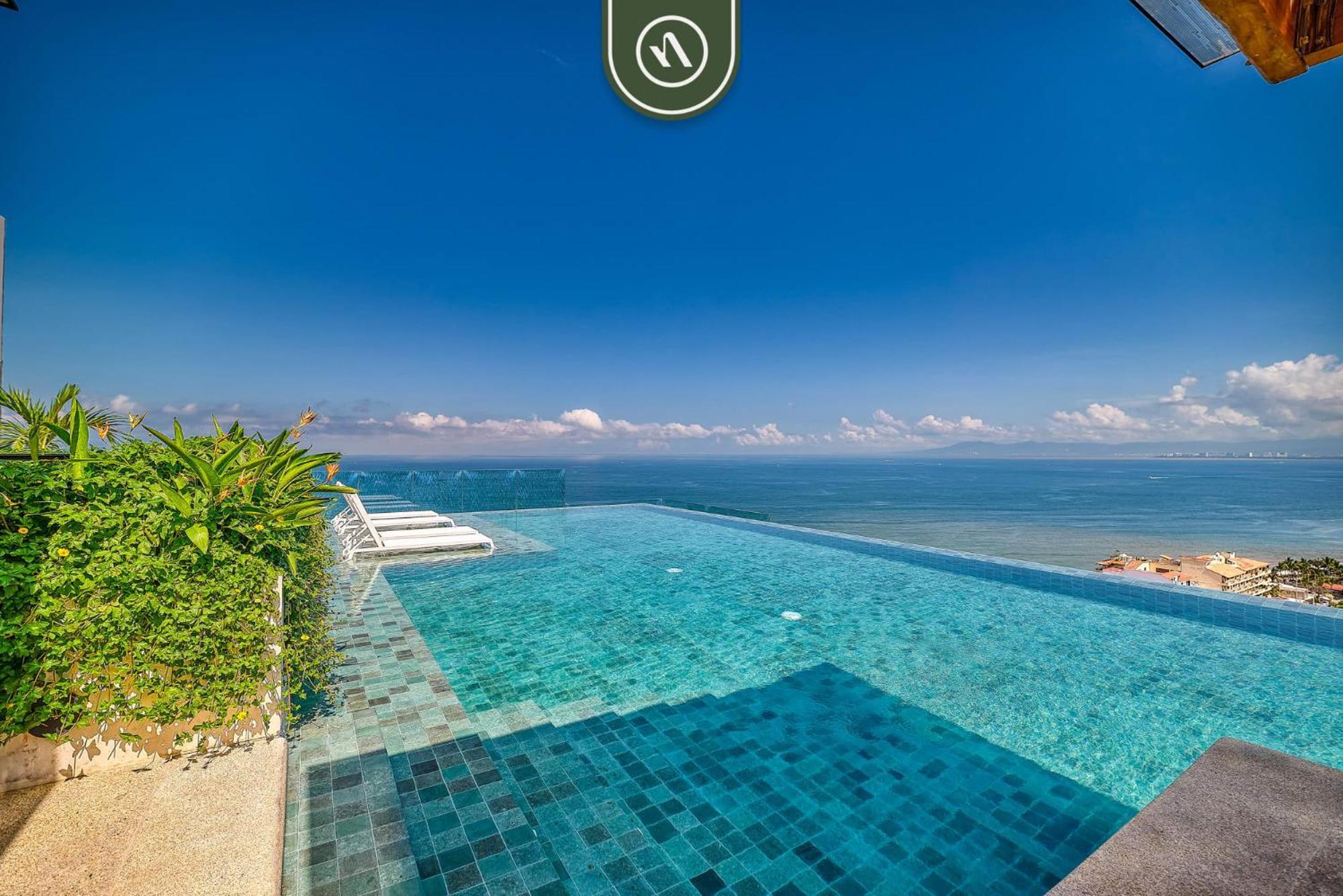 Luxury In Romantic Zone - Infinity Pool Apartment *