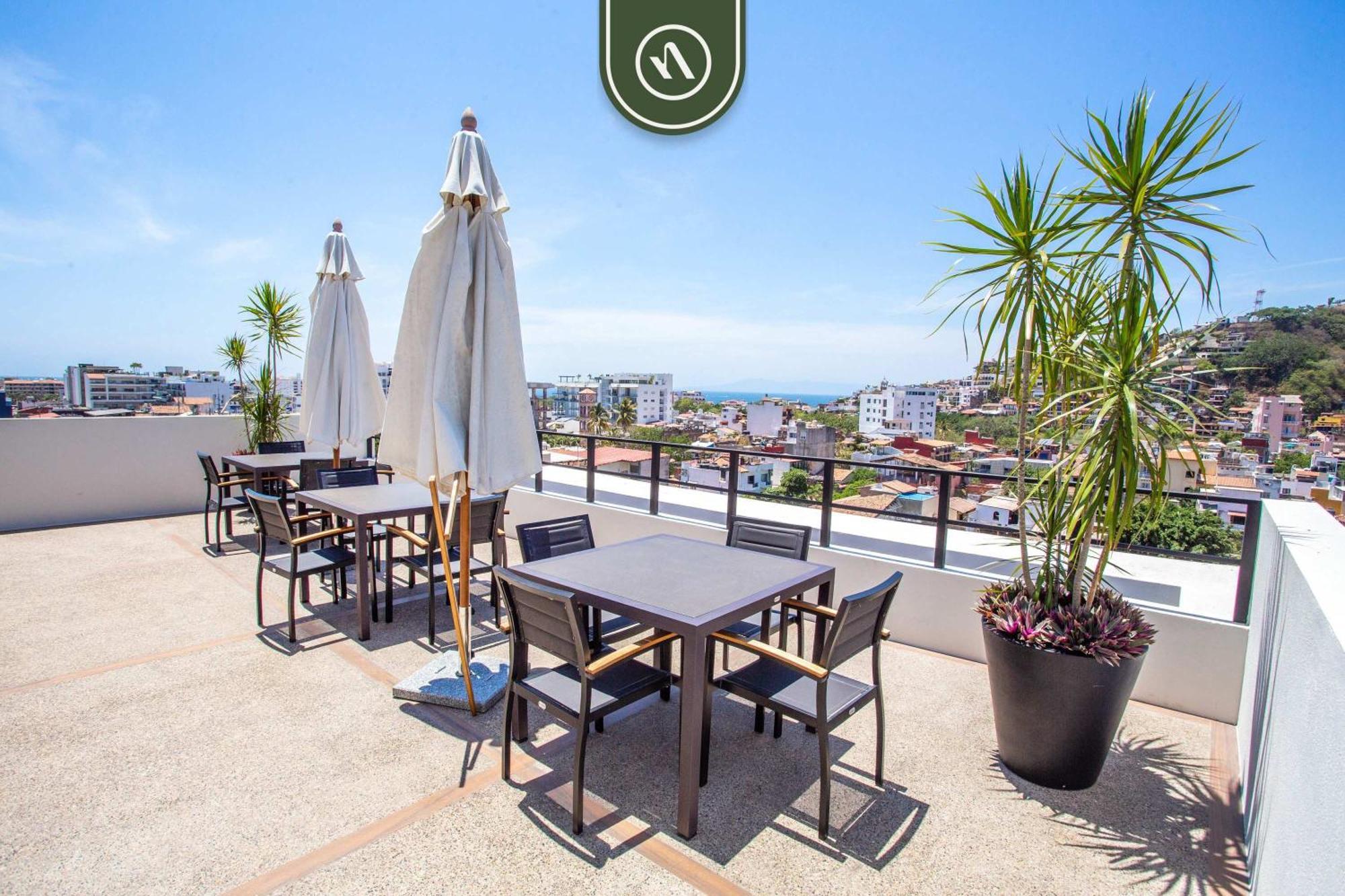 Centric 2br In Romantic Zone - Rooftop Pool Apartment *