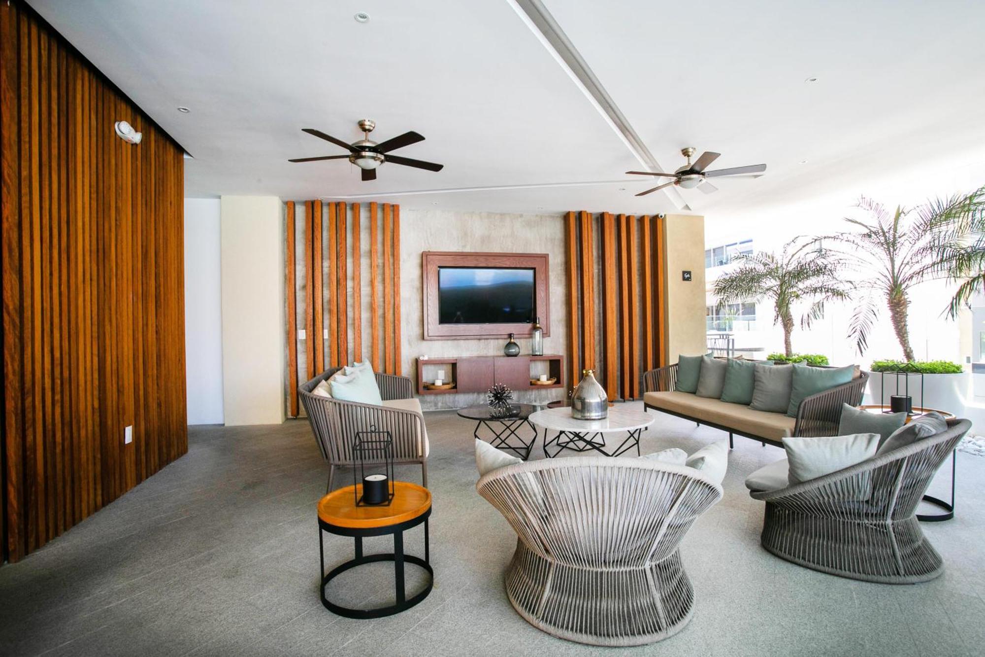 Floor With Partial Ocean Views, Pools, Gym Holiday home *