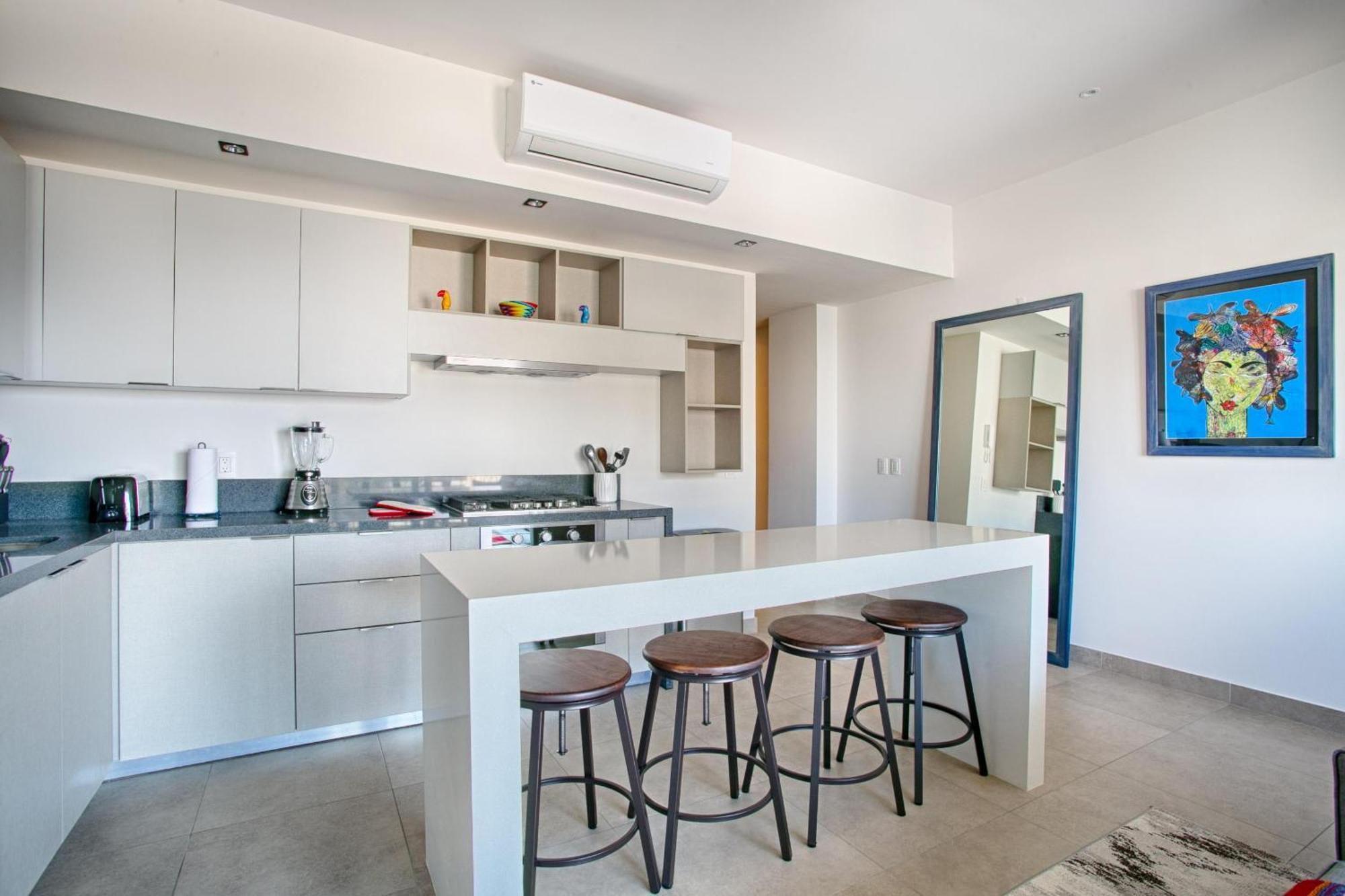 Floor With Partial Ocean Views, Pools, Gym Holiday home