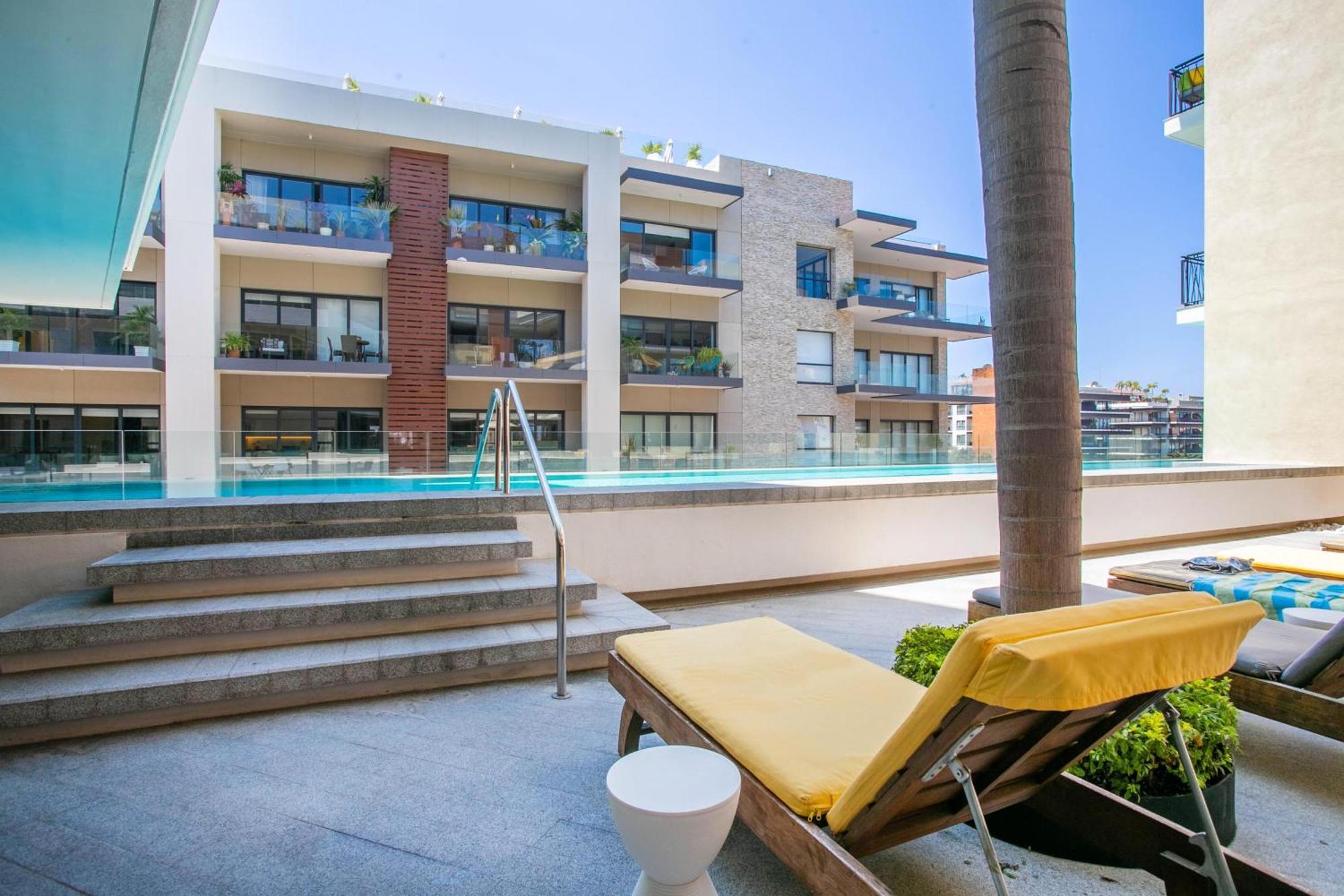 Modern 1bd 2ba, 2 Balconies, Pools And Gym