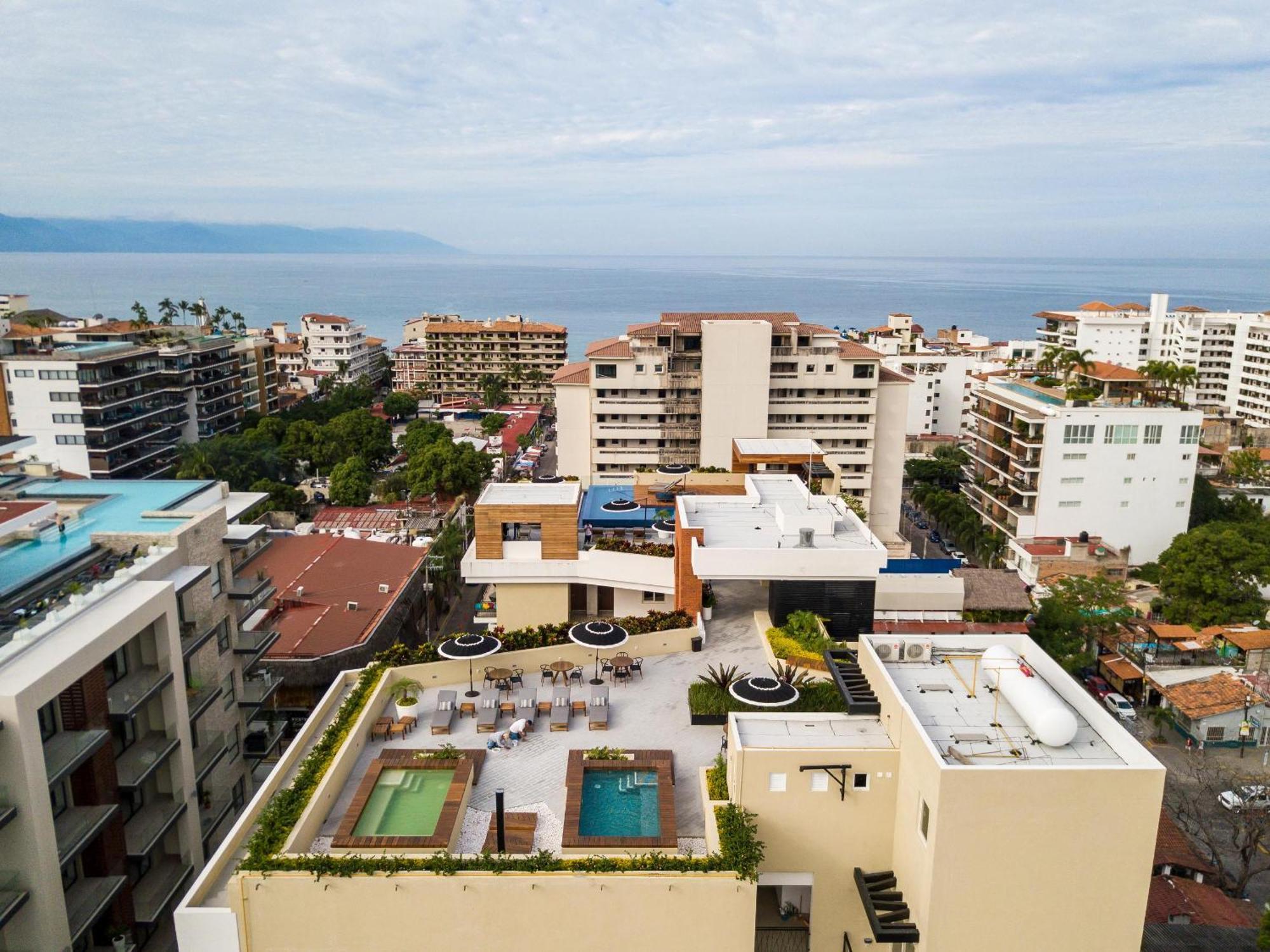 Modern 1bd 2ba, 2 Balconies, Pools And Gym *