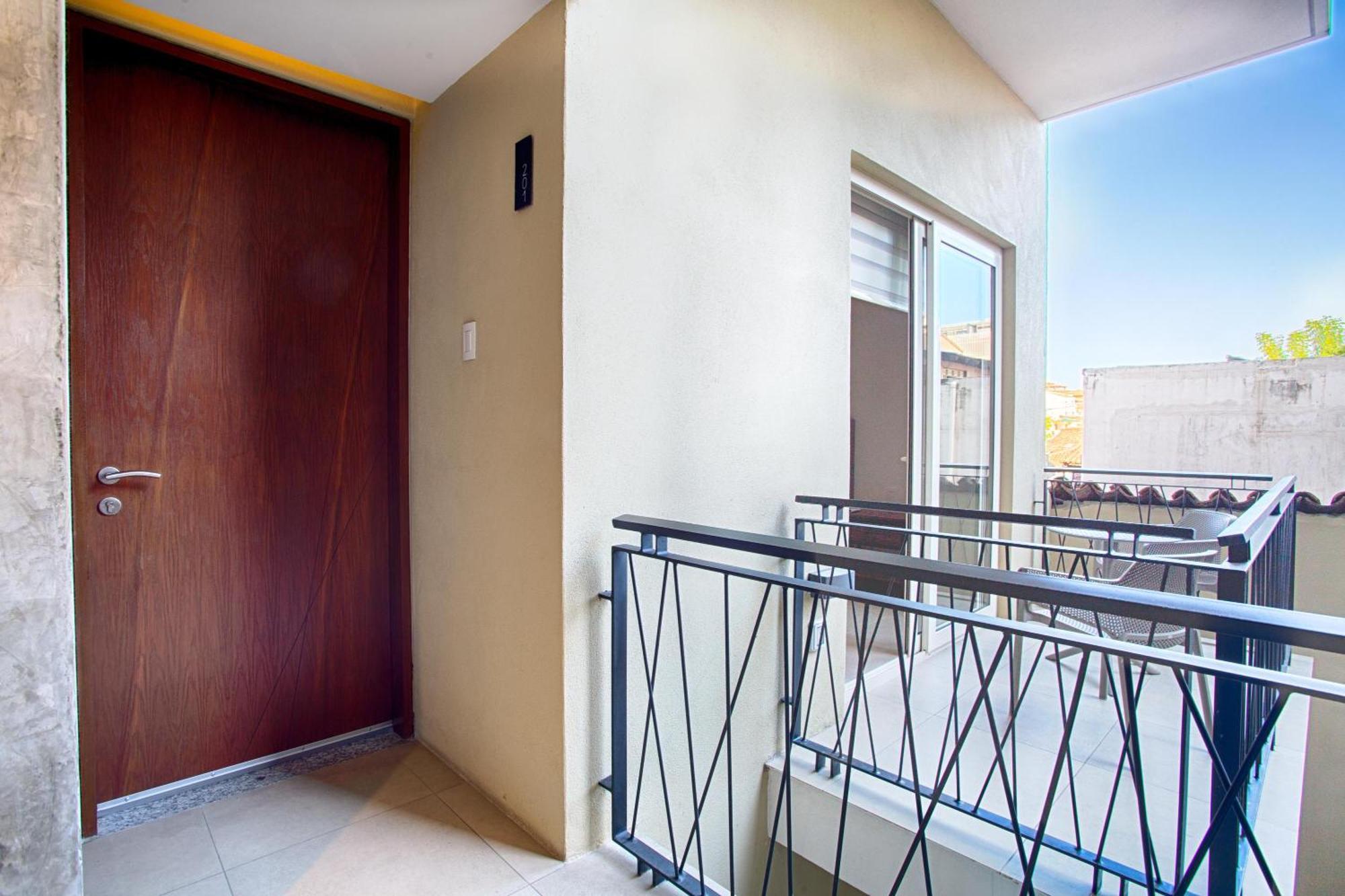 Modern 1bd 2ba, 2 Balconies, Pools And Gym