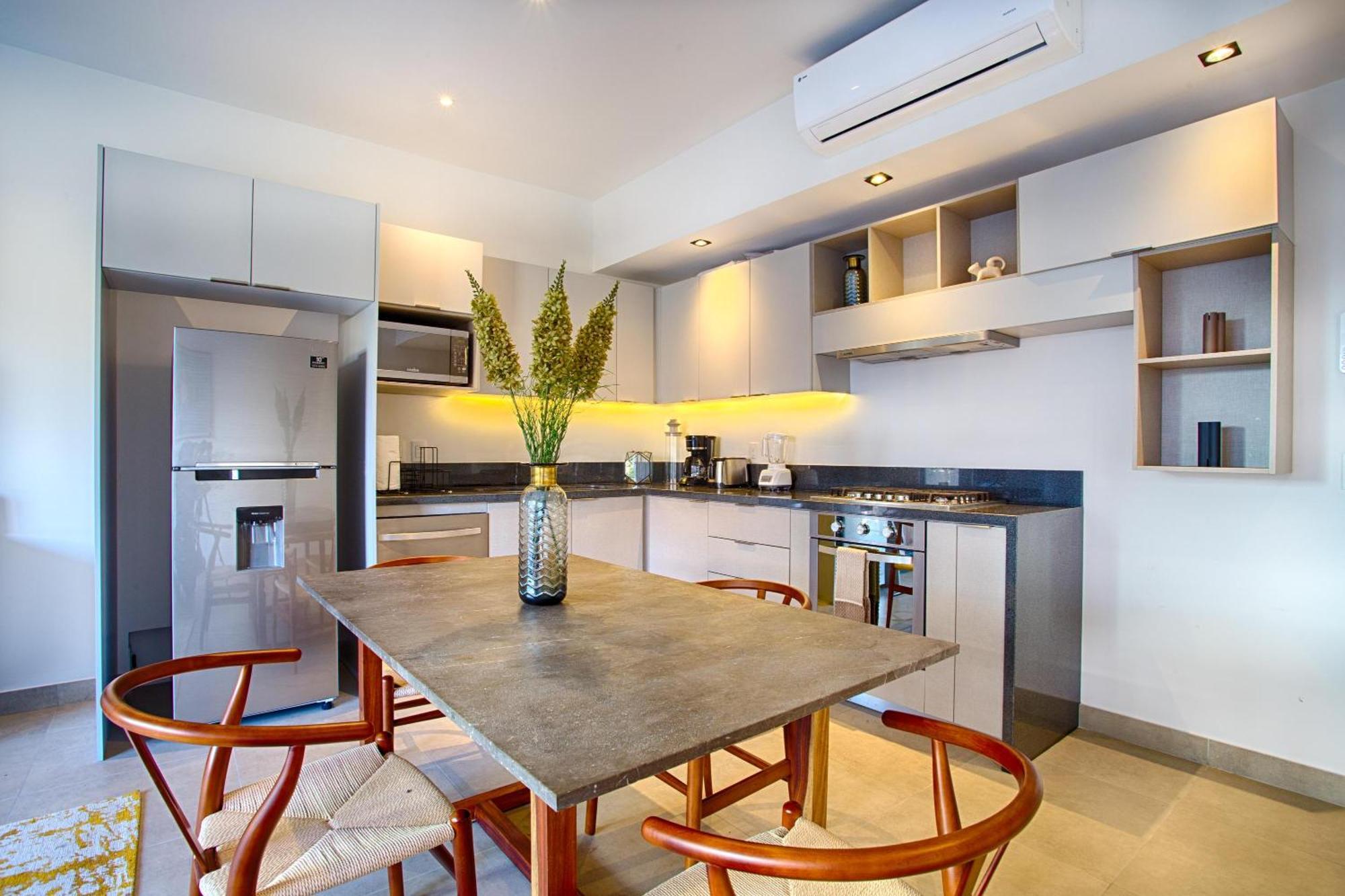 Modern 1bd 2ba, 2 Balconies, Pools And Gym Сasa de vacaciones *