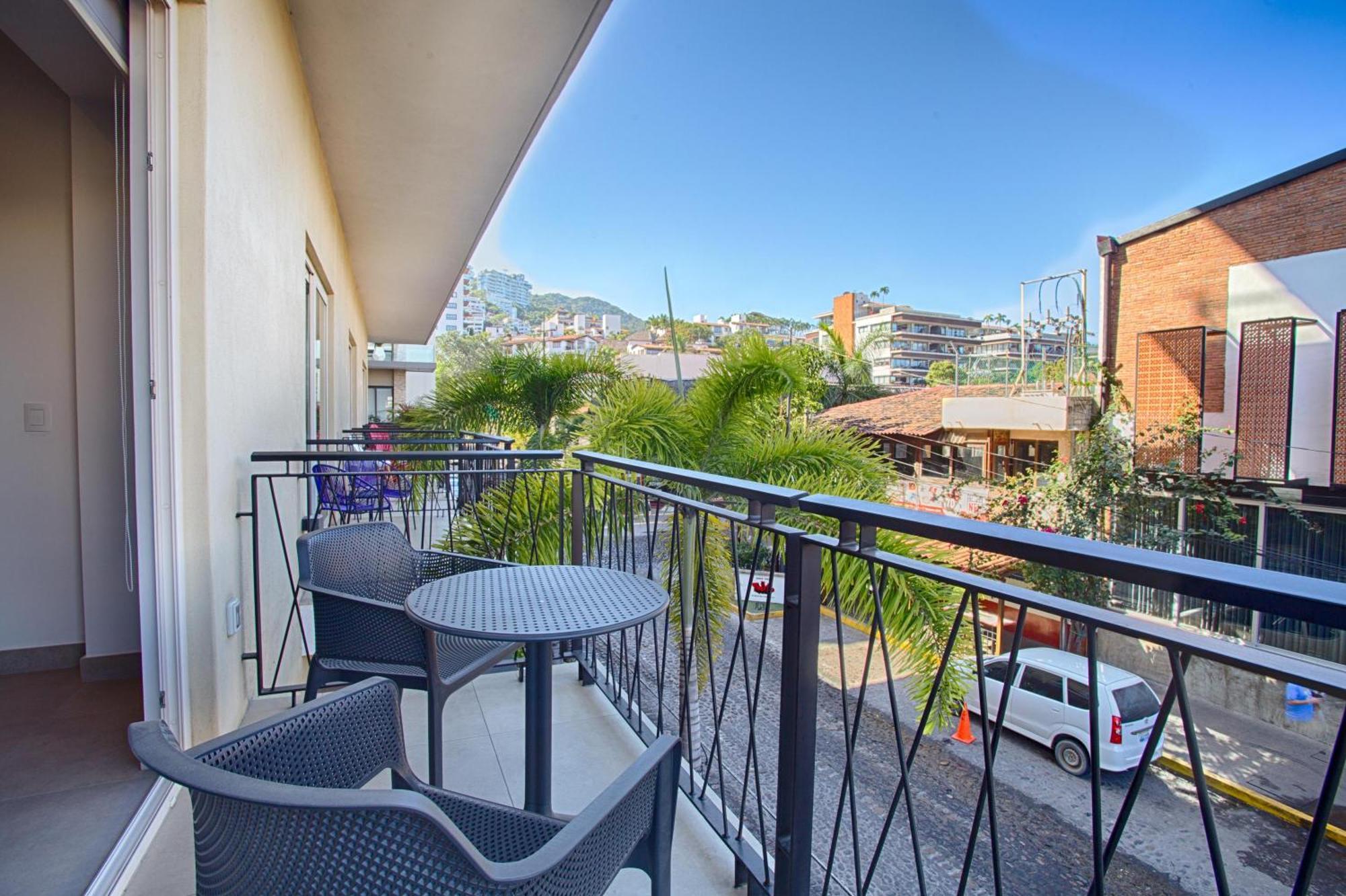 Modern 1bd 2ba, 2 Balconies, Pools And Gym