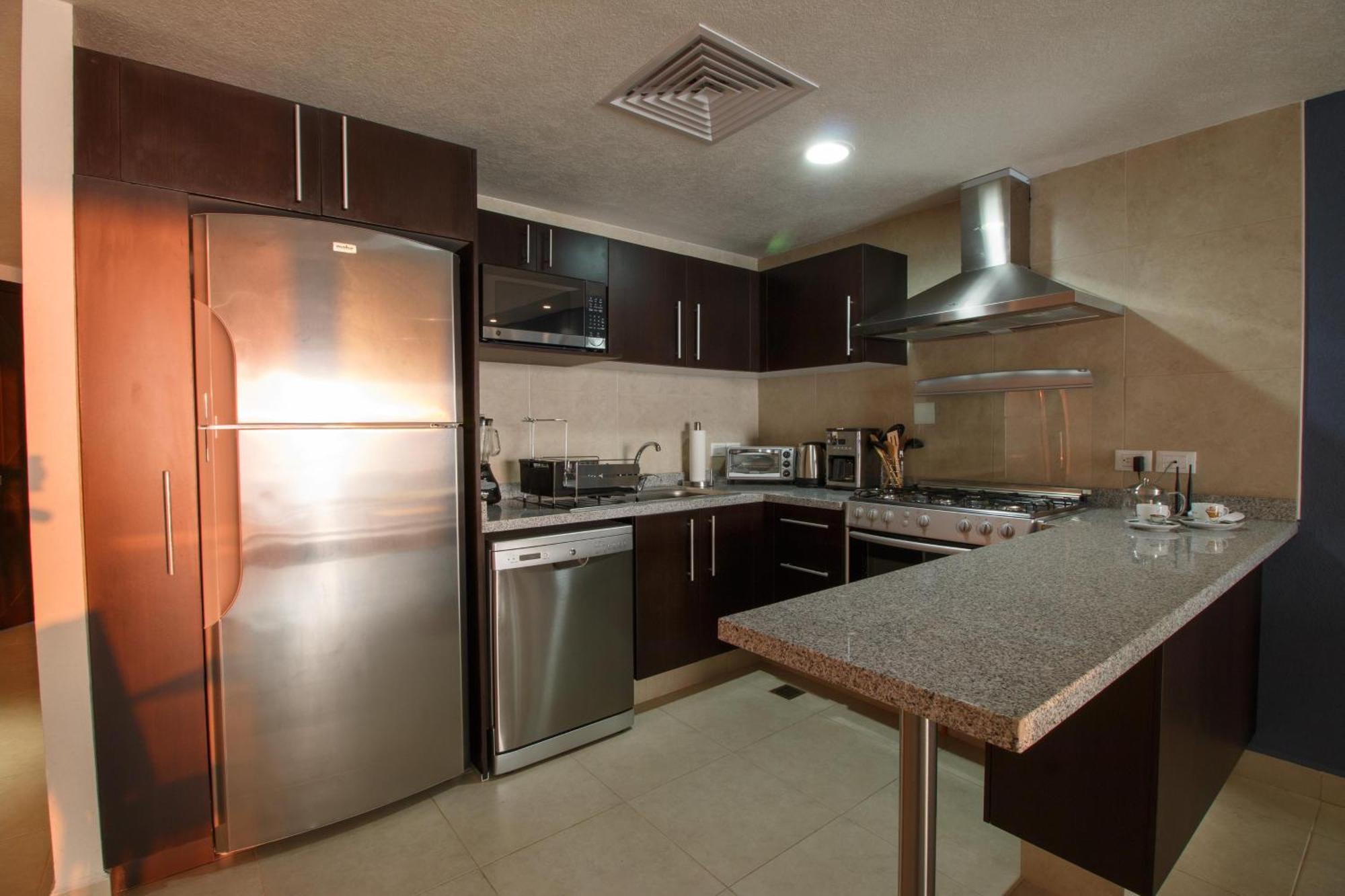 Beachfront 1br W/ Balcony & Resort-style Amenities *