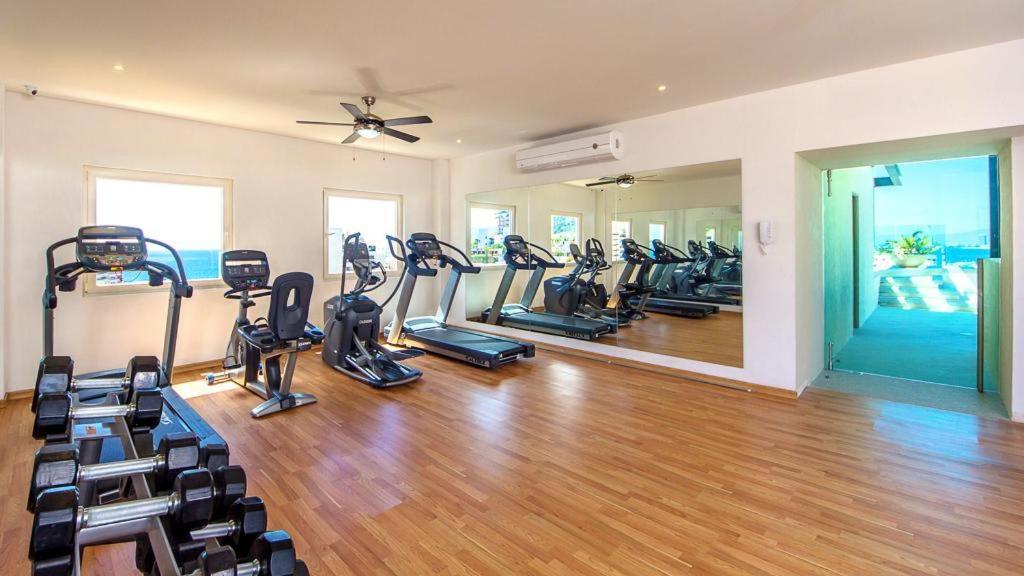 Classic With Mtn View, Location, Pool, Gym Holiday home