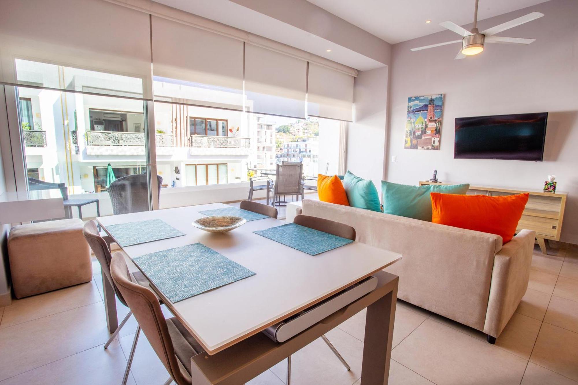 Classic With Mtn View, Location, Pool, Gym Holiday home