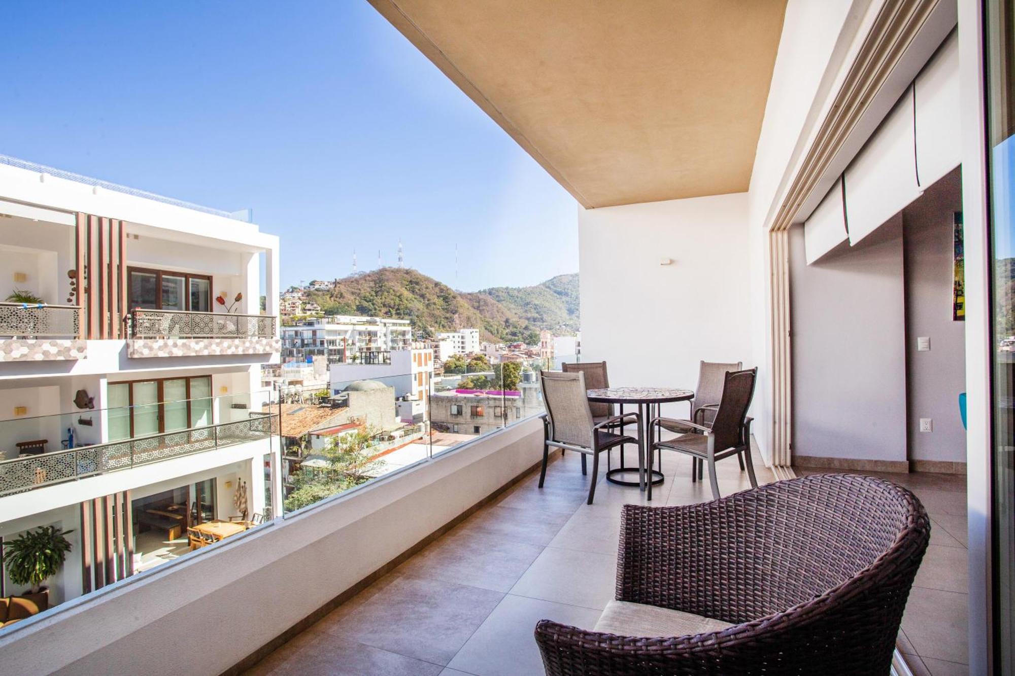 Classic With Mtn View, Location, Pool, Gym Puerto Vallarta