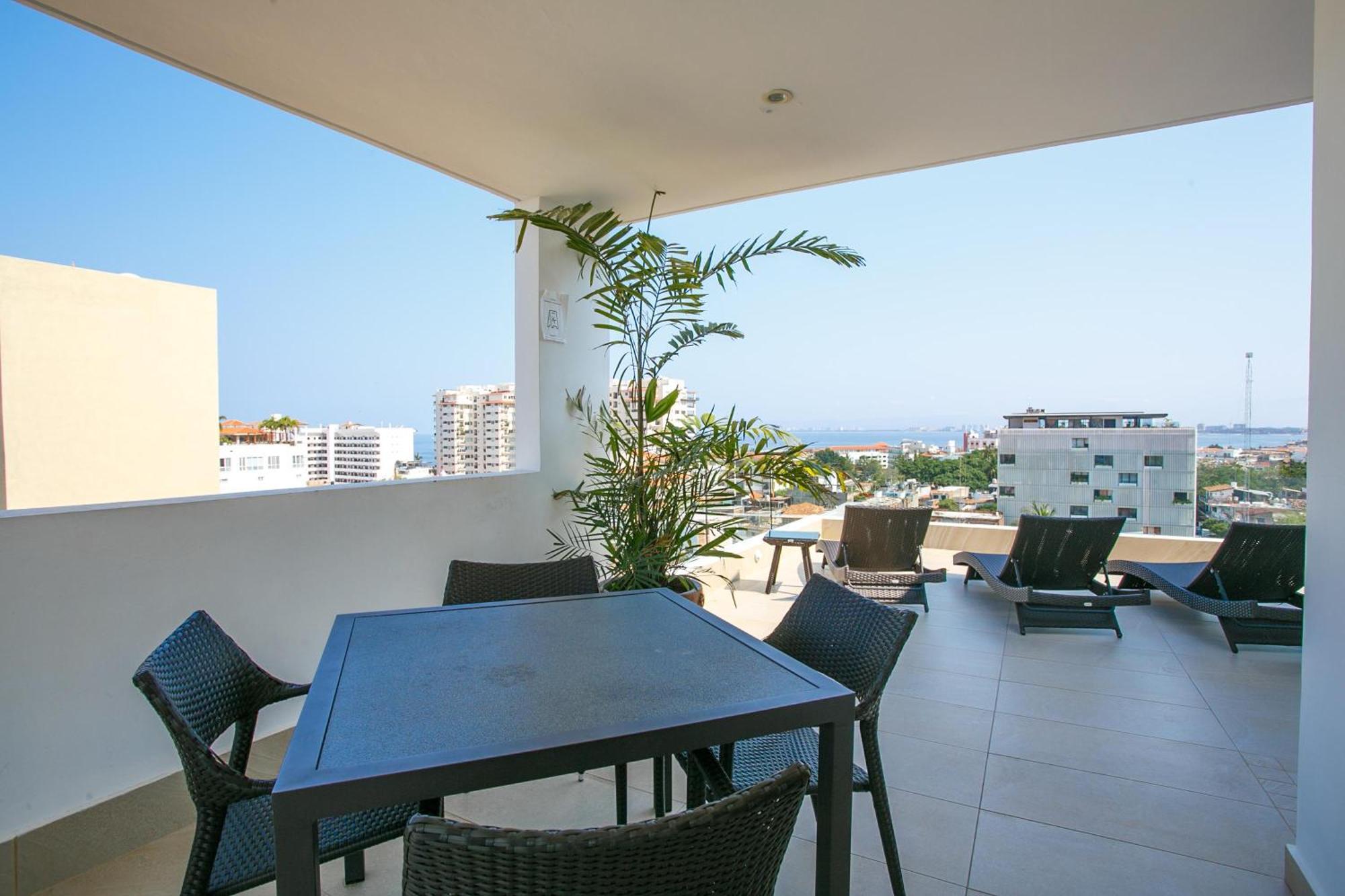 Luxury 2 Bedroom Condo, Walk To Everything In Zona Romantica, Pool, Bbq * Puerto Vallarta