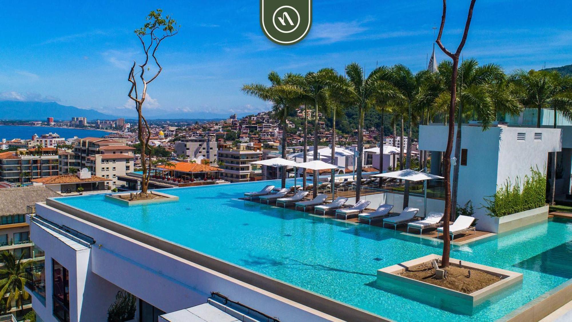 Luxury Corner Unit With Breataking Ocean Views Apartment