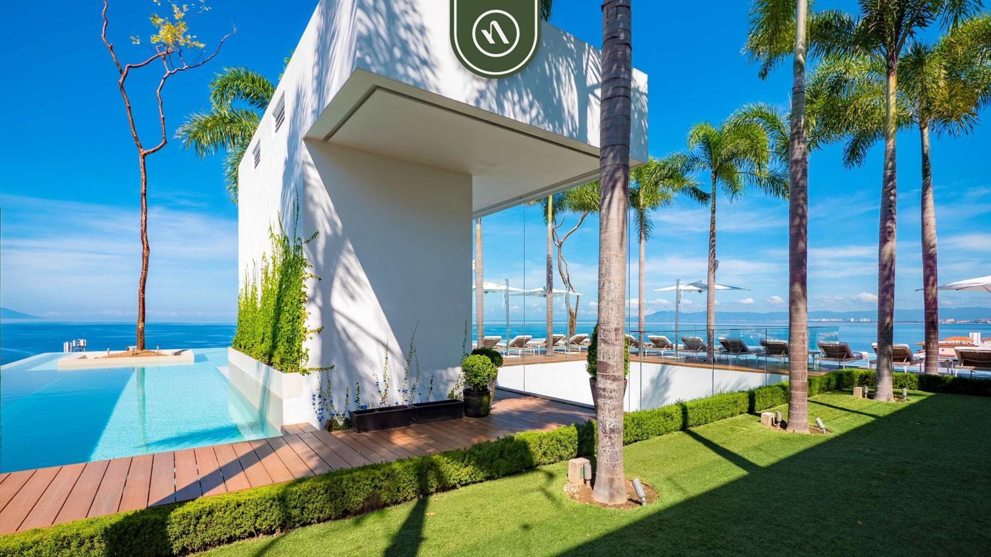 Luxury Corner Unit With Breataking Ocean Views Apartment *