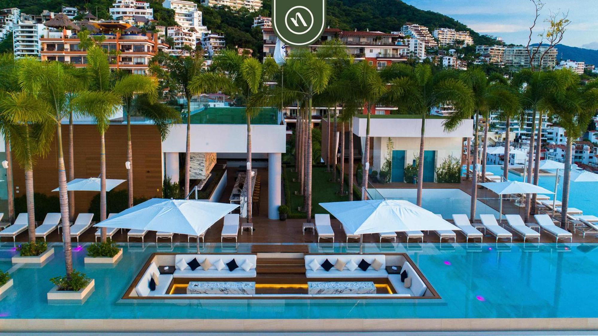 Luxury Corner Unit With Breataking Ocean Views Apartment *