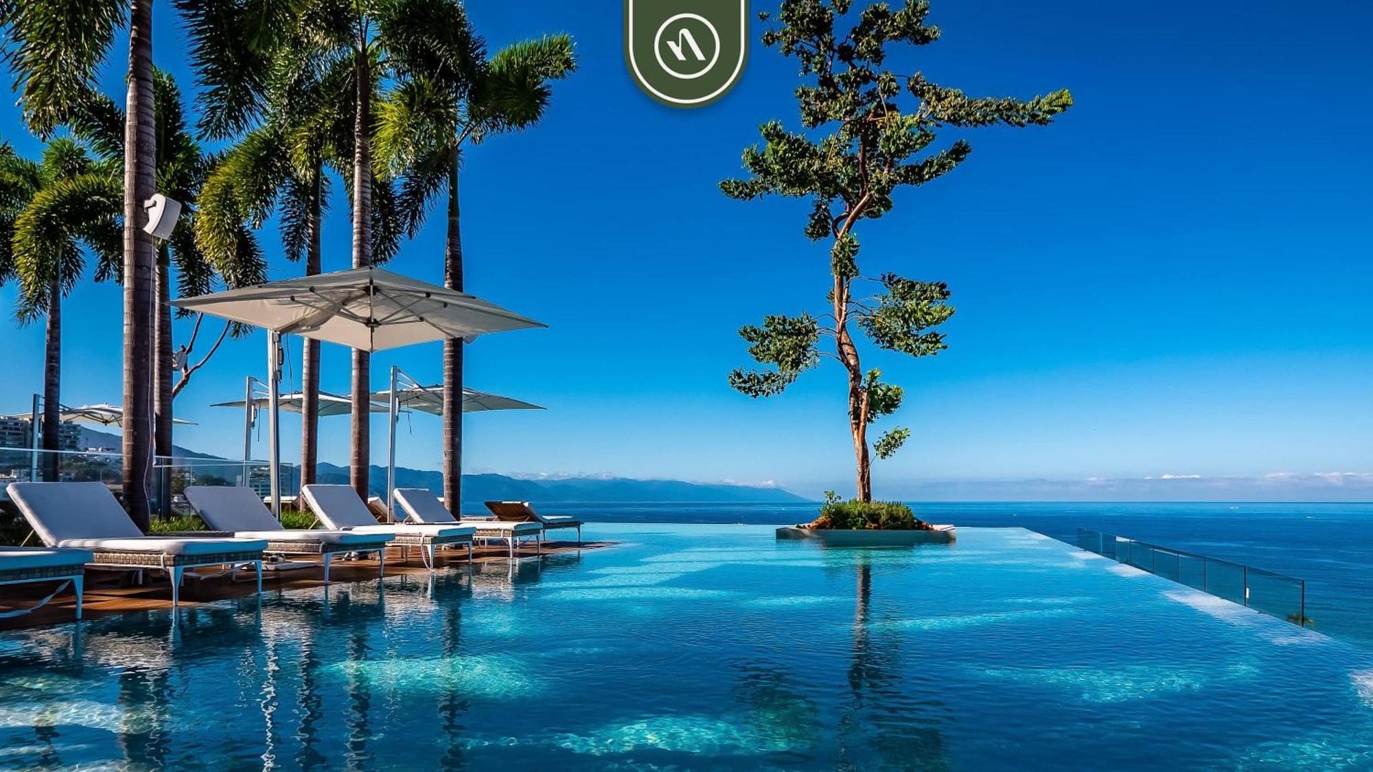 Luxury Corner Unit With Breataking Ocean Views *