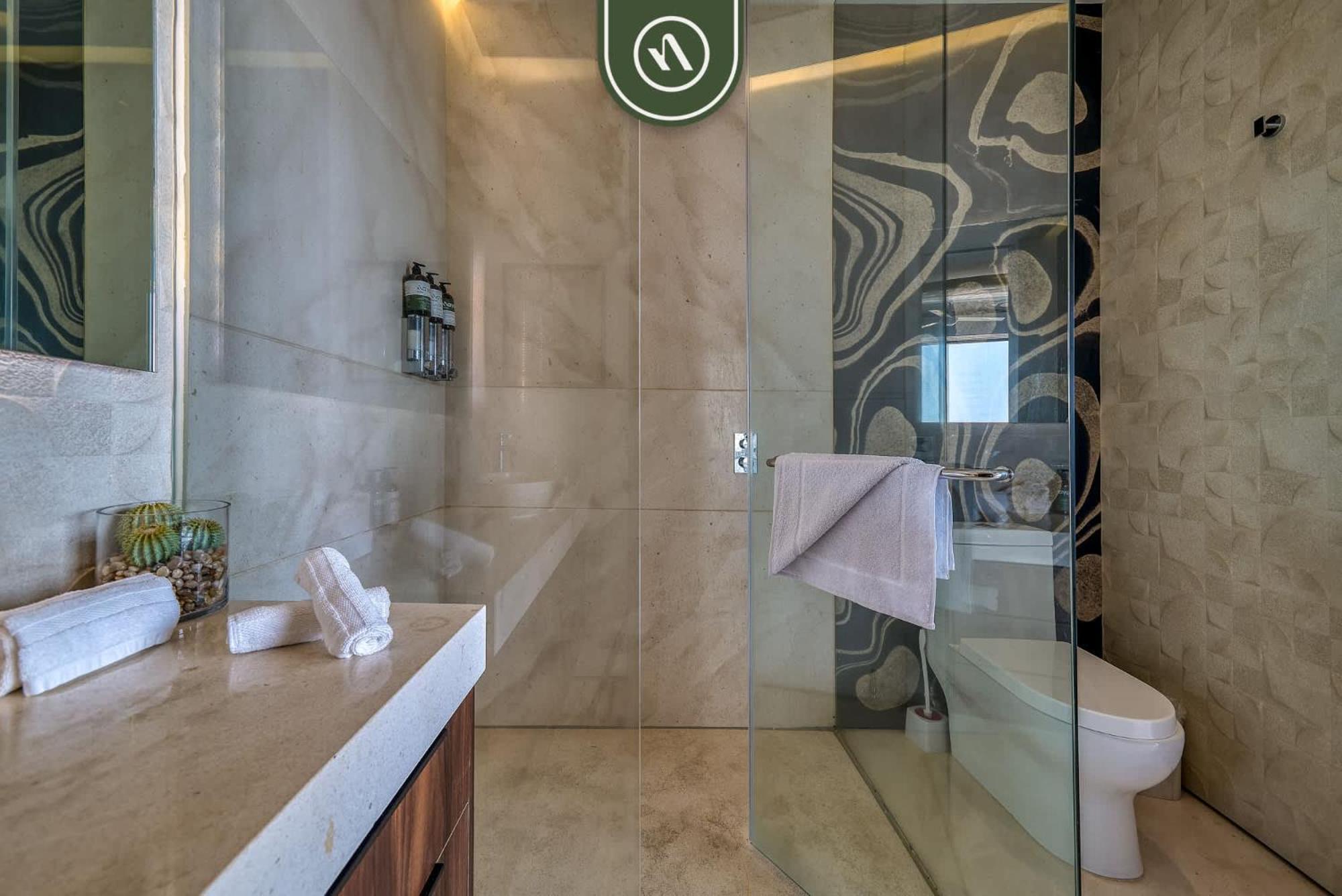 Luxury Corner Unit With Breataking Ocean Views