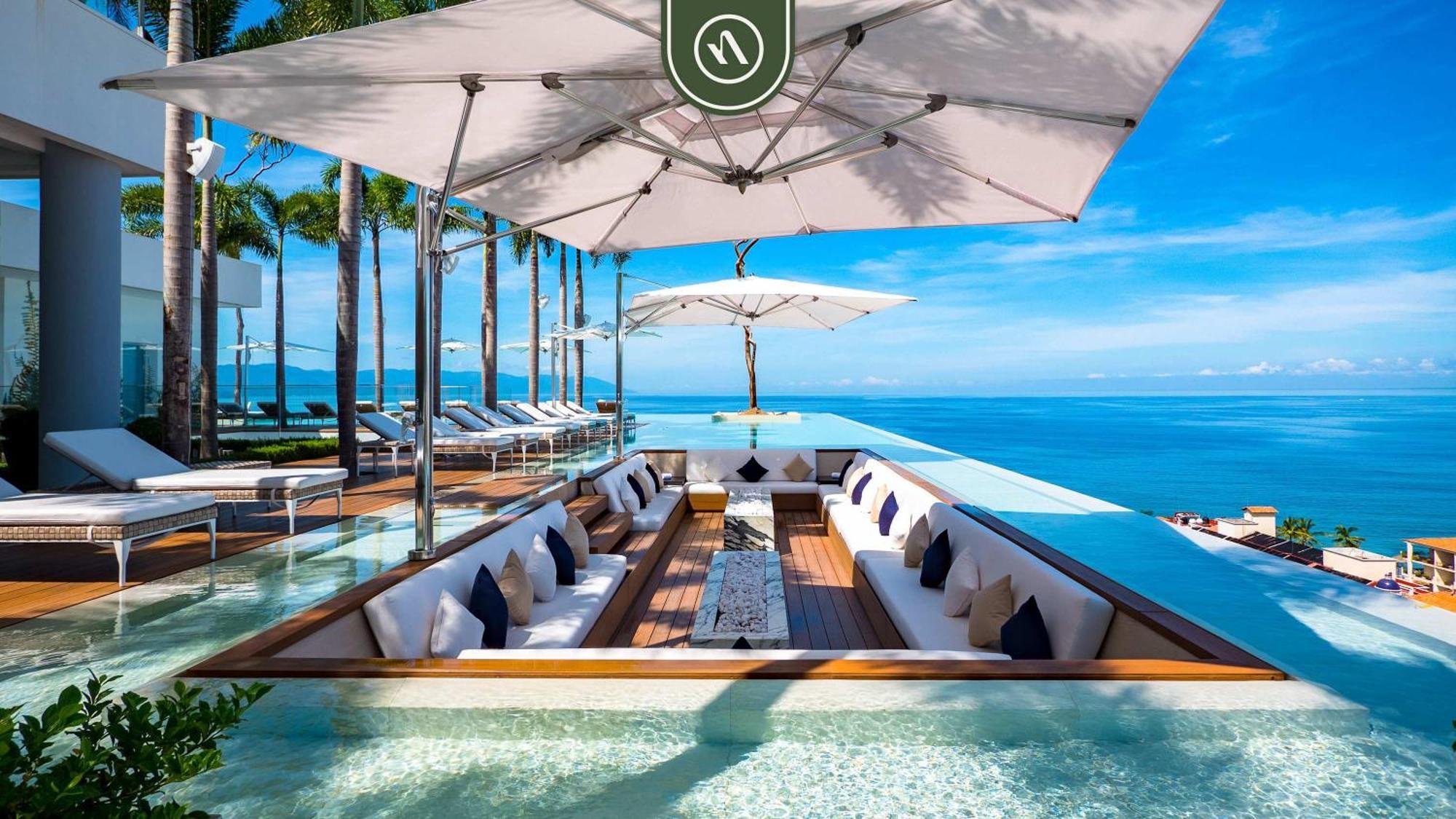 Luxury Corner Unit With Breataking Ocean Views *