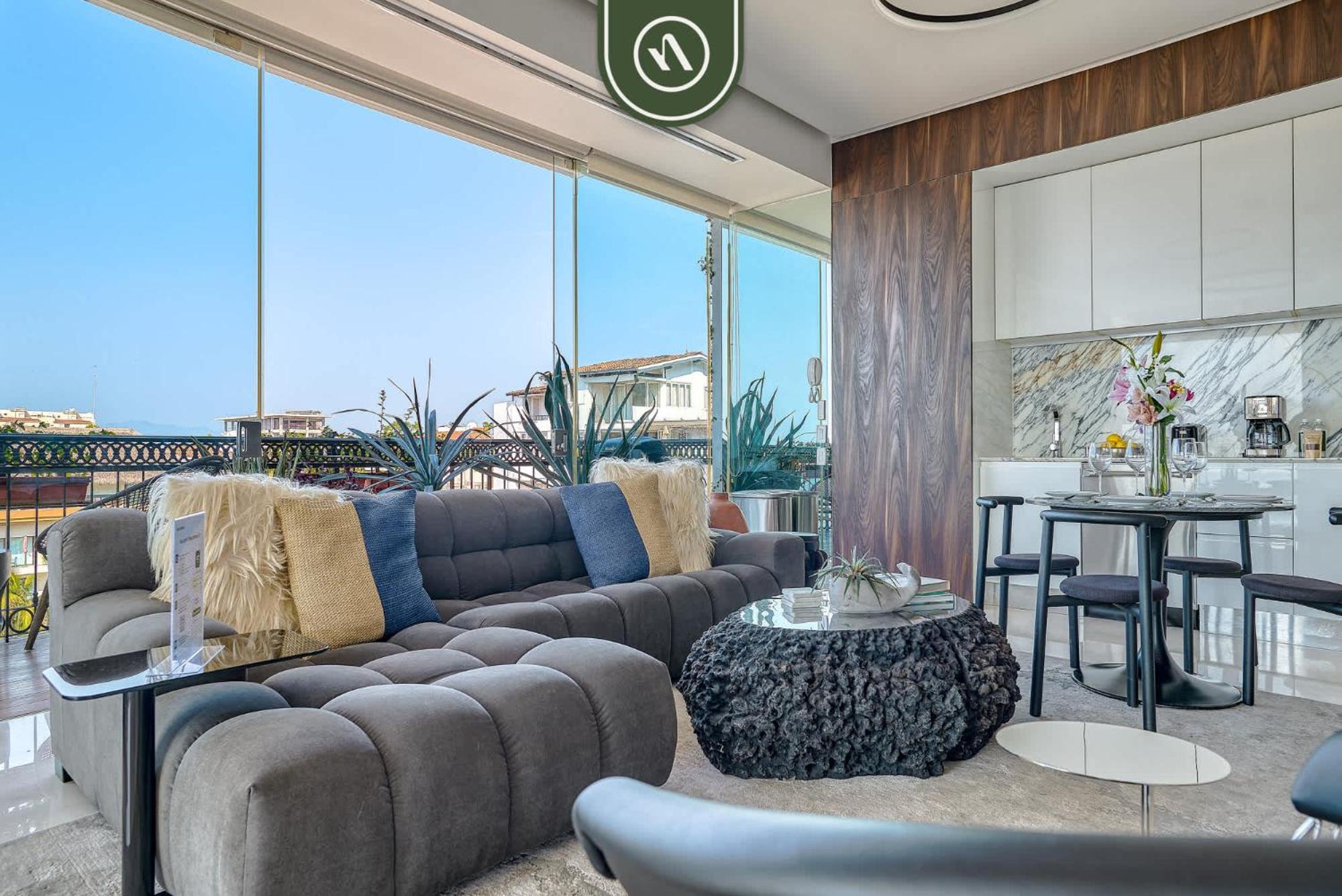 Luxury Corner Unit With Breataking Ocean Views Apartment