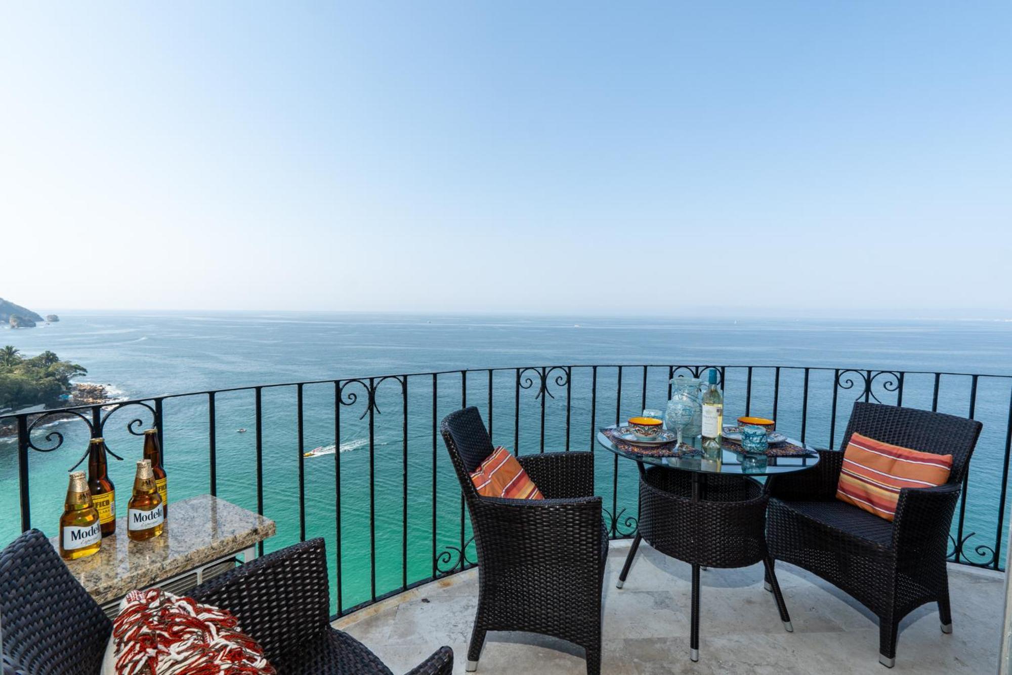 Ocean Front Penthouse Newly Renovated, Sleeps 6, Casa Agua, Girasol *