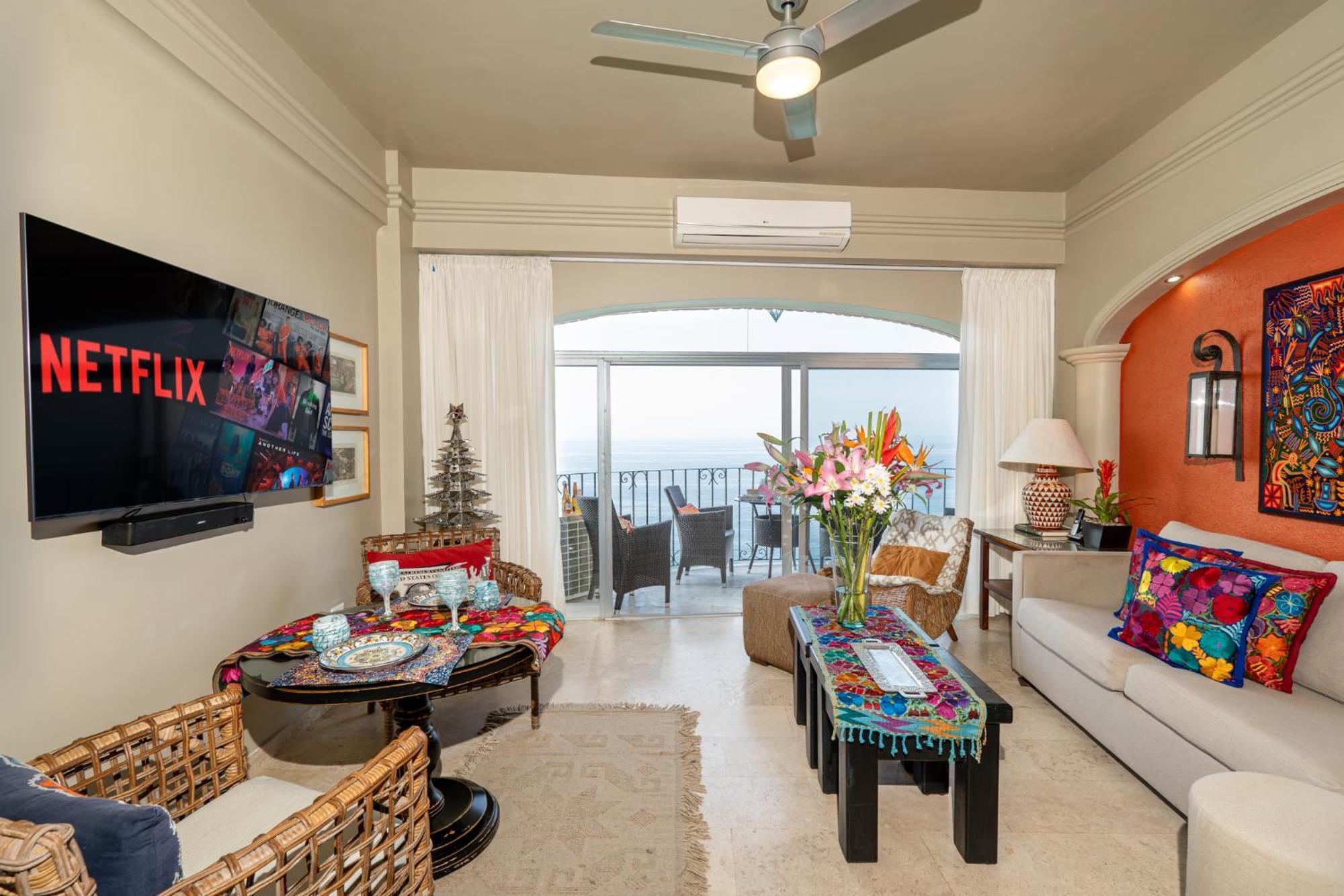Apartment Ocean Front Penthouse Newly Renovated, Sleeps 6, Casa Agua, Girasol