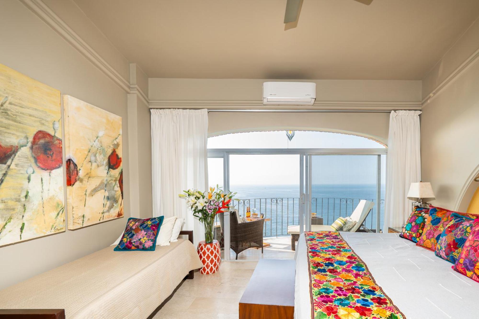 Ocean Front Penthouse Newly Renovated, Sleeps 6, Casa Agua, Girasol Apartment