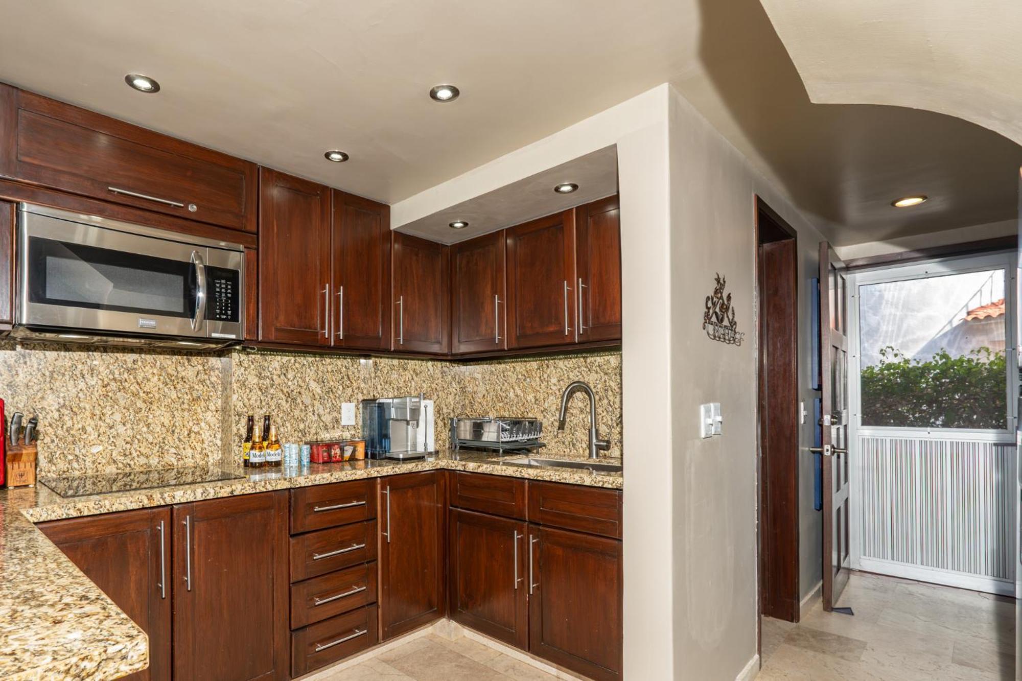 Apartment Ocean Front Penthouse Newly Renovated, Sleeps 6, Casa Agua, Girasol