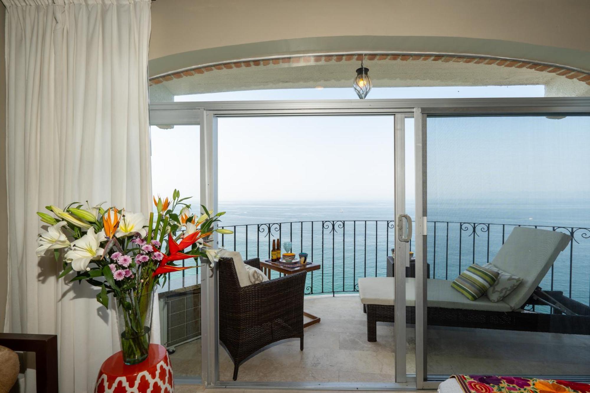 Ocean Front Penthouse Newly Renovated, Sleeps 6, Casa Agua, Girasol Apartment *