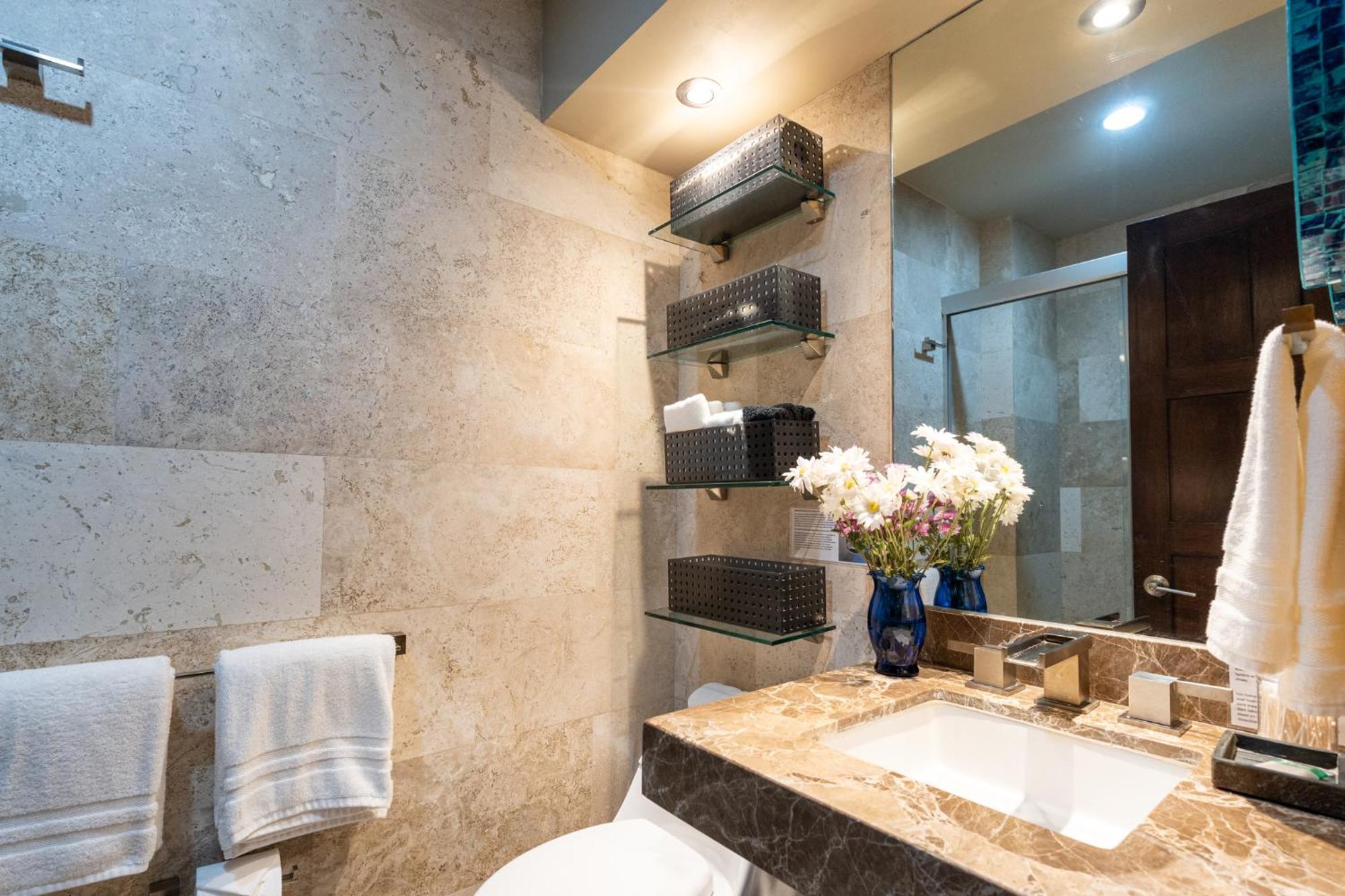 Apartment Ocean Front Penthouse Newly Renovated, Sleeps 6, Casa Agua, Girasol *