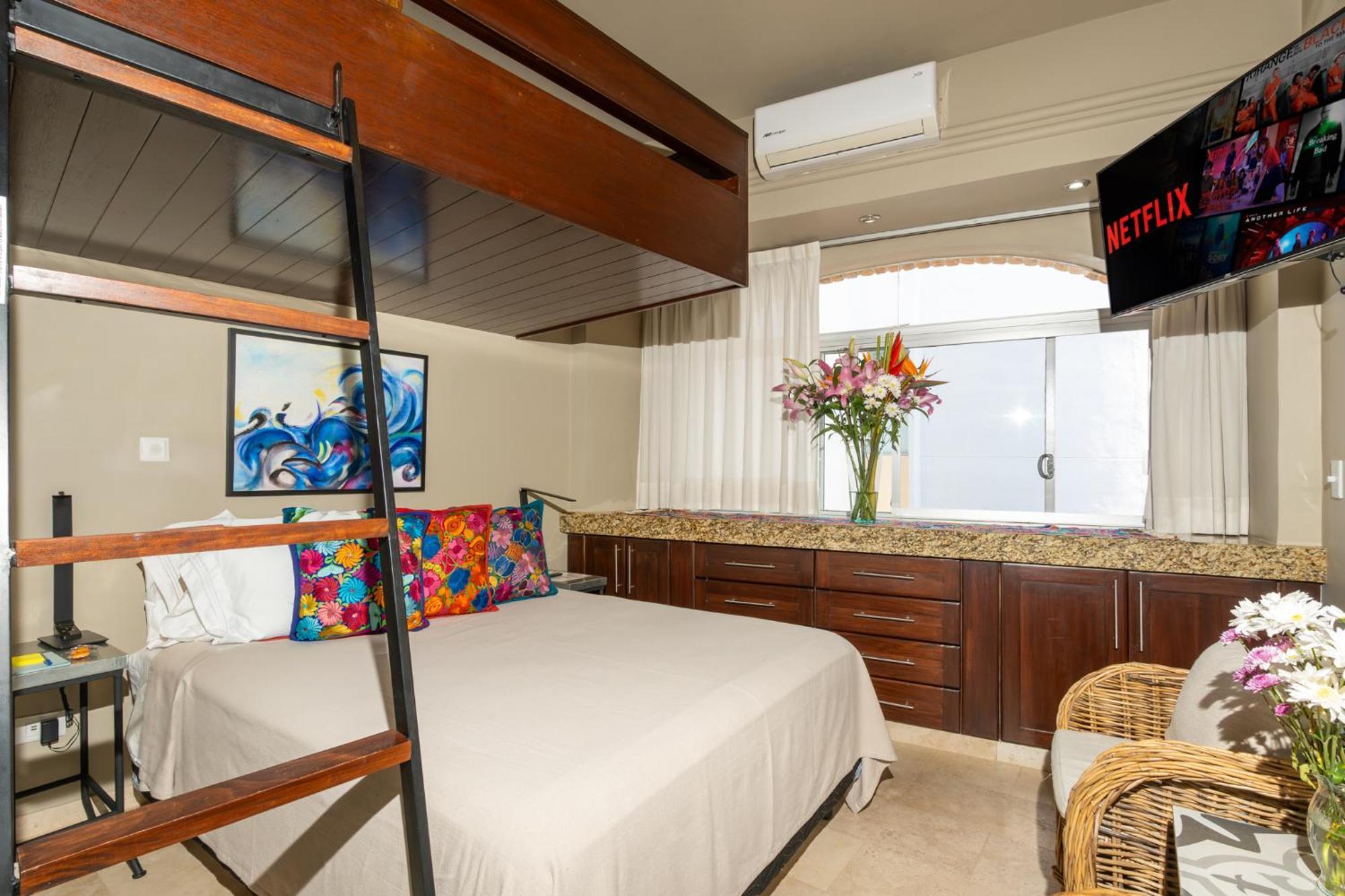 Apartment Ocean Front Penthouse Newly Renovated, Sleeps 6, Casa Agua, Girasol *