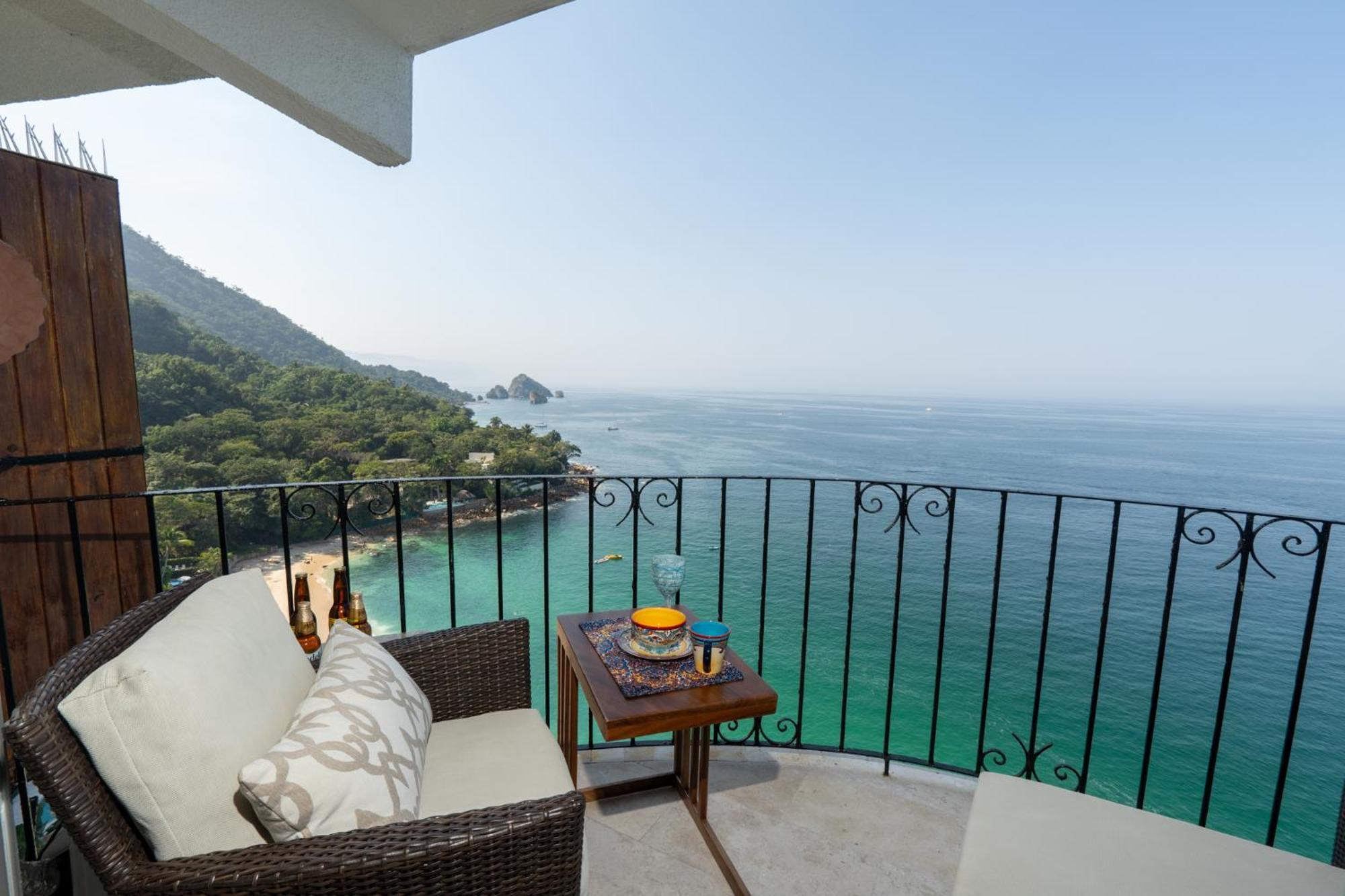 Ocean Front Penthouse Newly Renovated, Sleeps 6, Casa Agua, Girasol