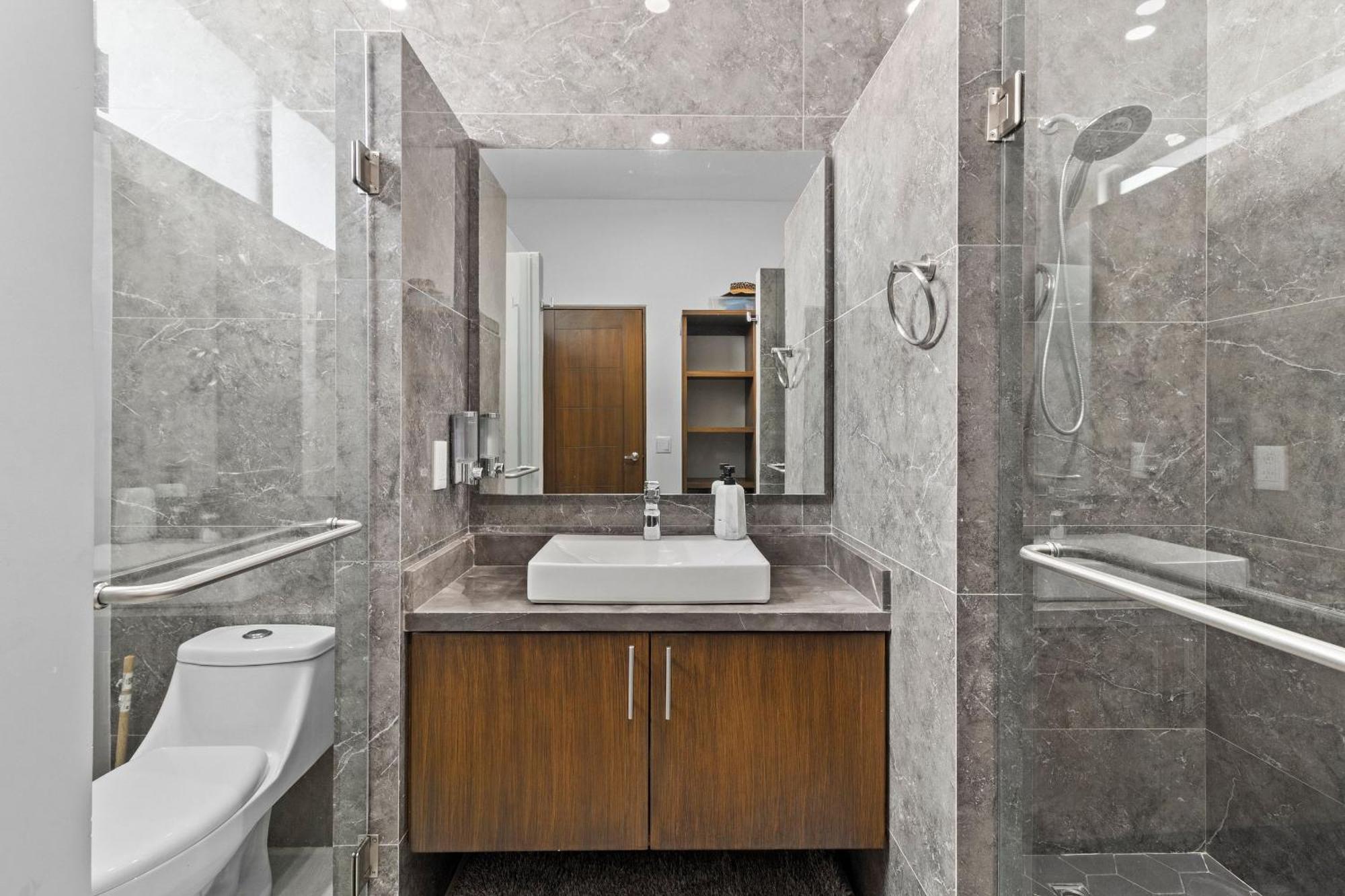 Apartment Casa Bella- 2bed, 3bath W/pool And Parking