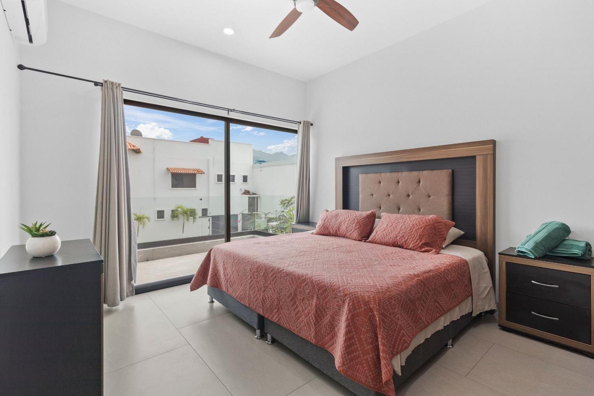 Casa Bella- 2bed, 3bath W/pool And Parking *