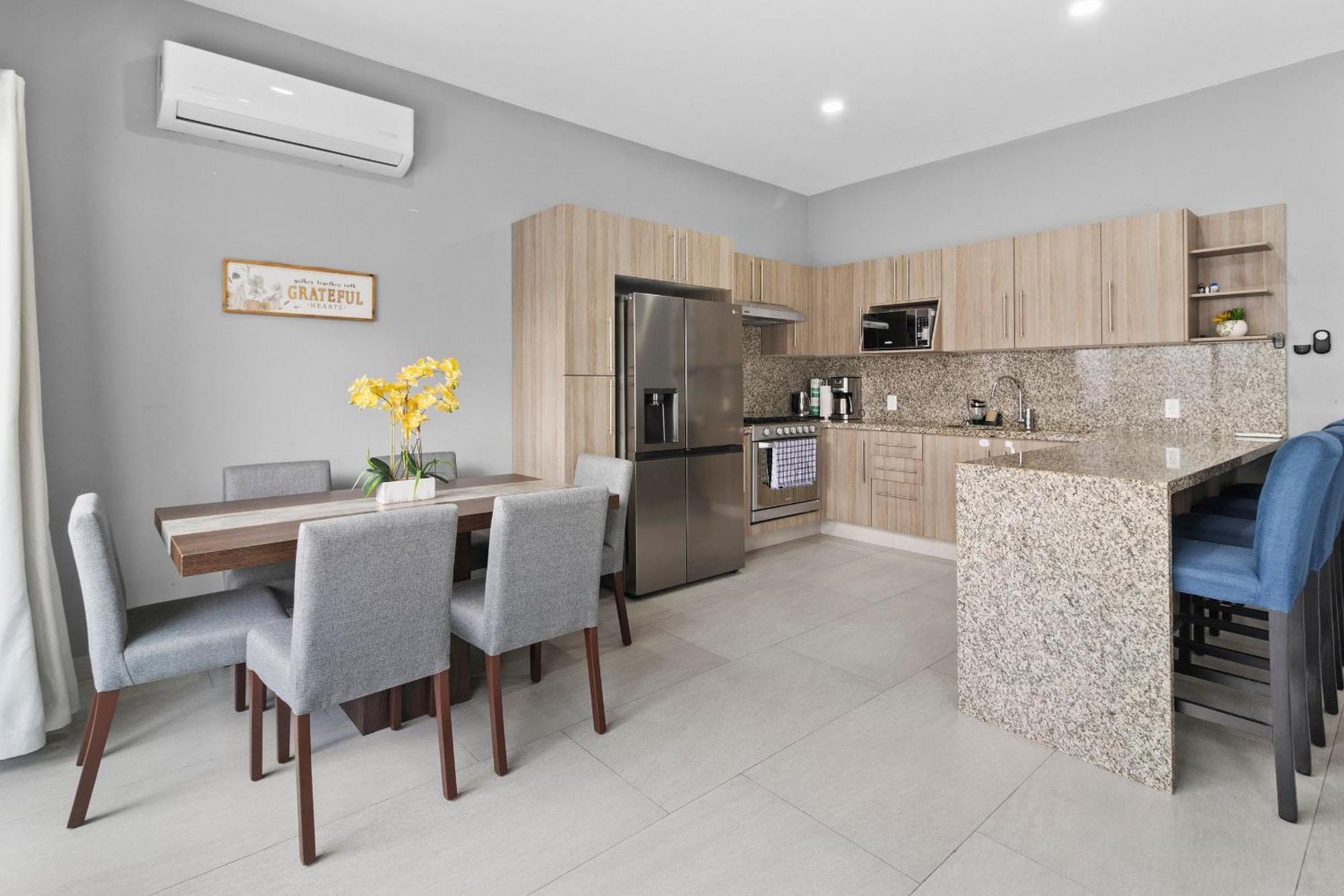 Casa Bella- 2bed, 3bath W/pool And Parking Apartment